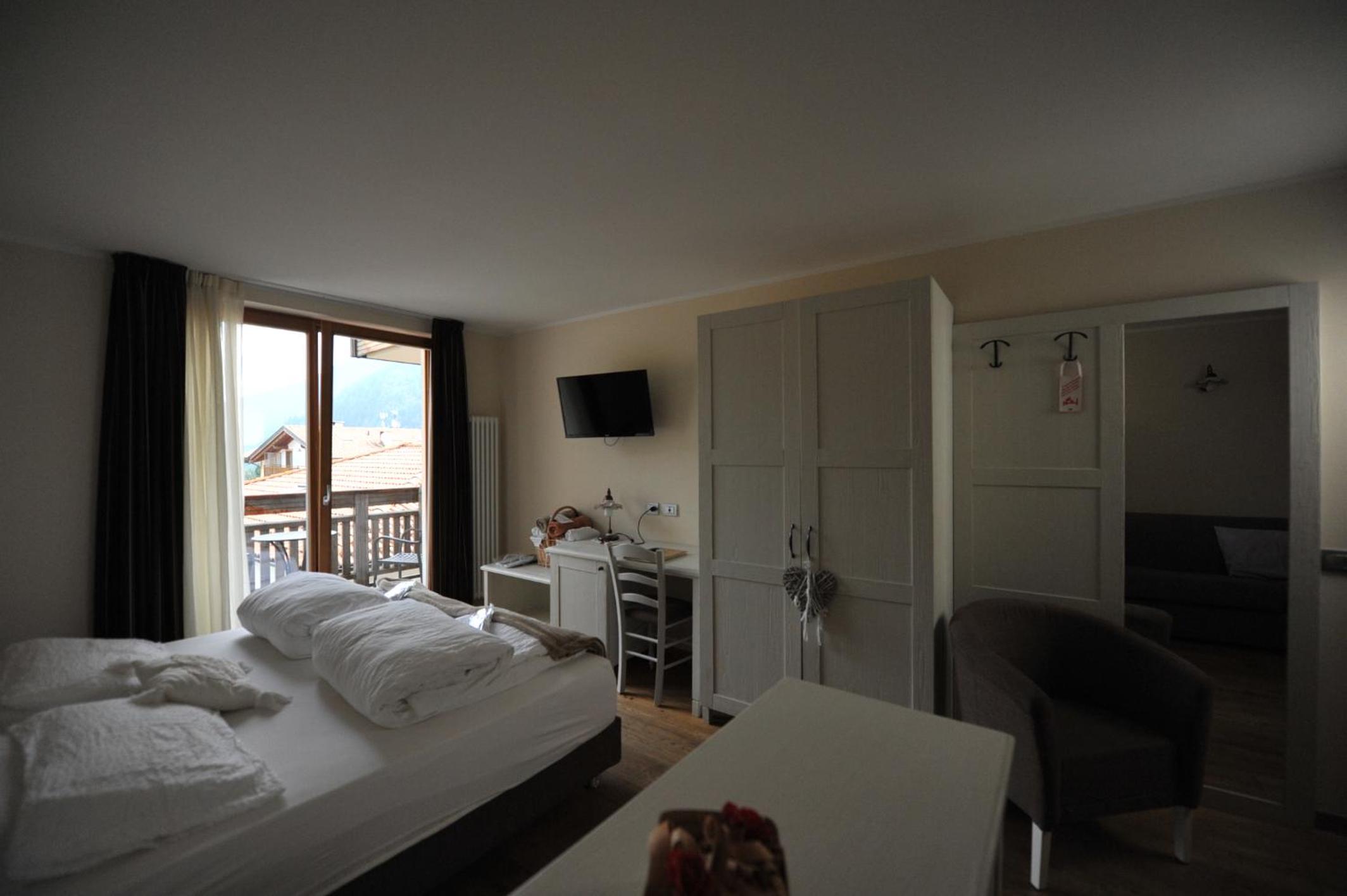 Deluxe Junior Suite photo 2