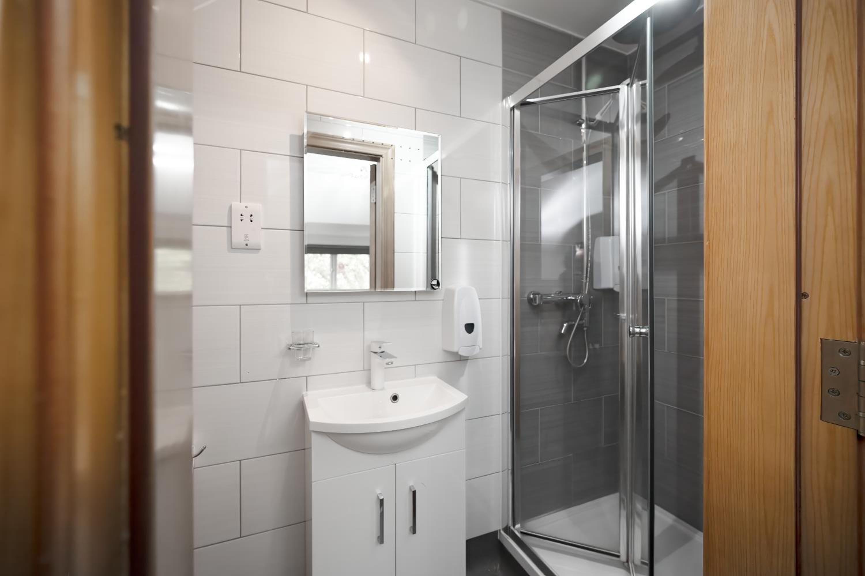 Single Room with Private Bathroom photo 3