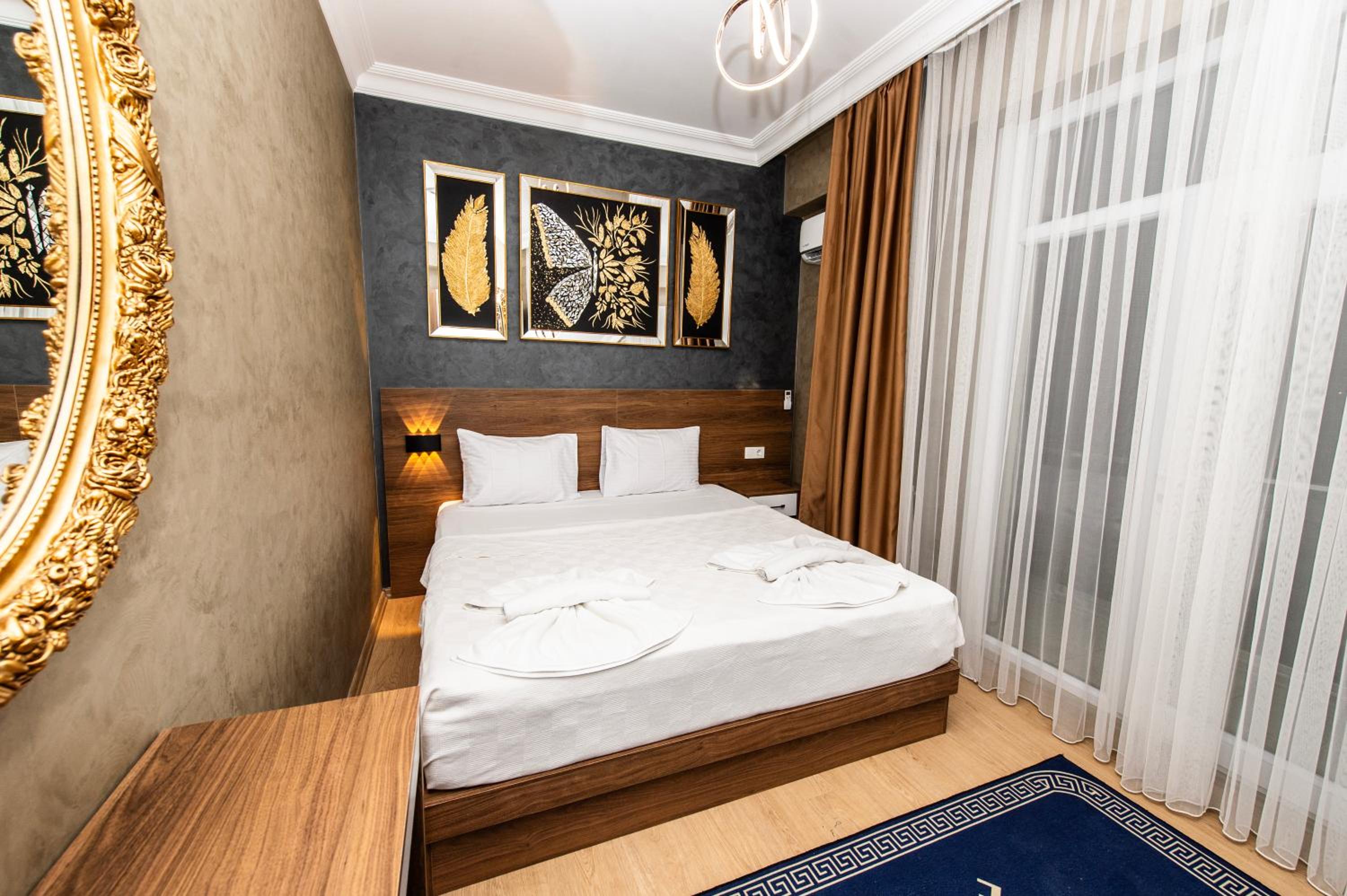Deluxe Suite with Sea View - Photo 10