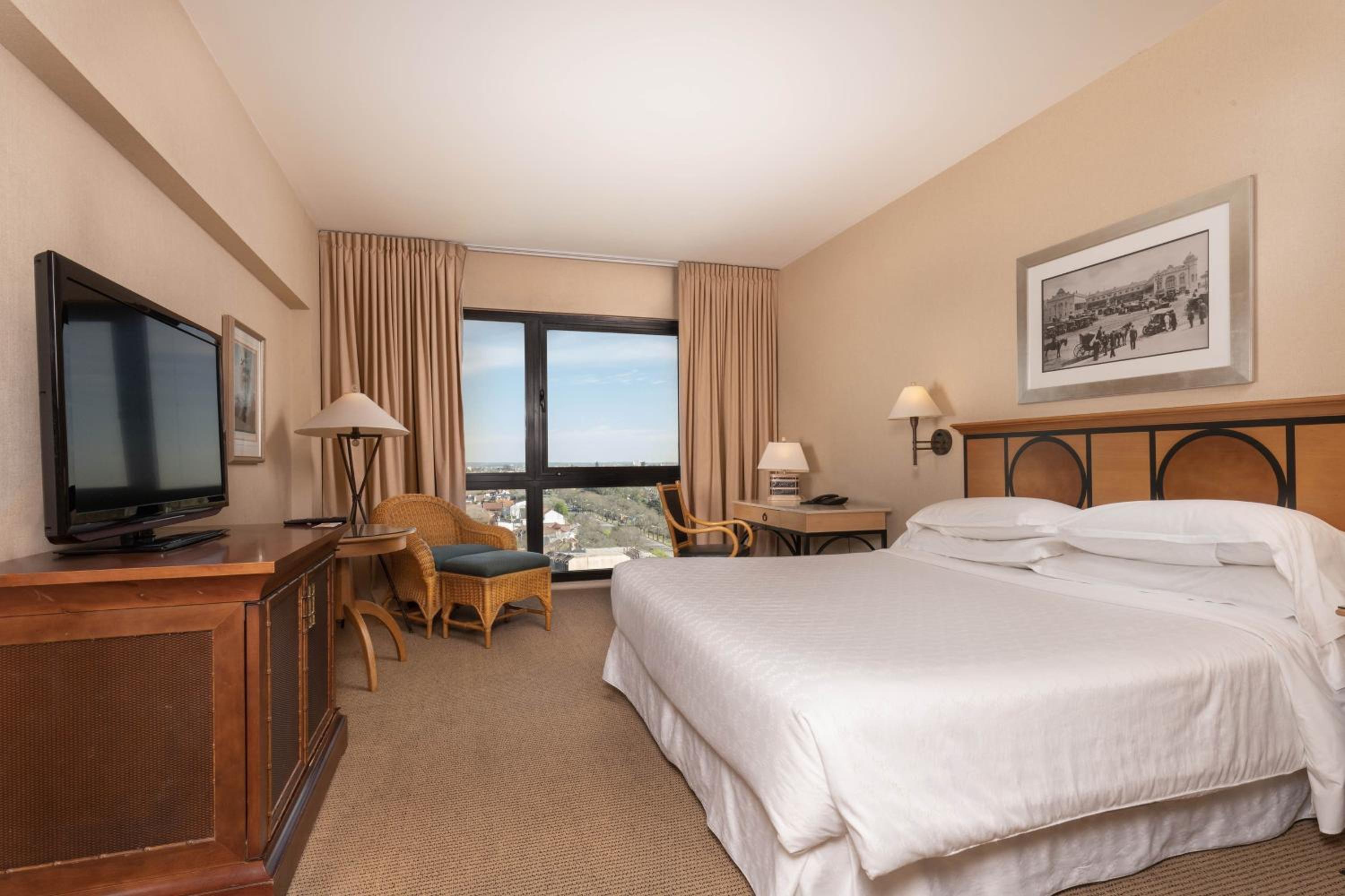 Guest room, 1 King, City view photo 3