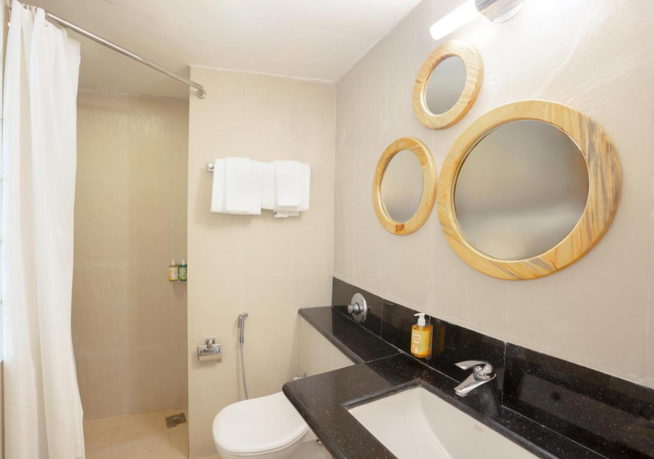 Deluxe King Room - Photo 7