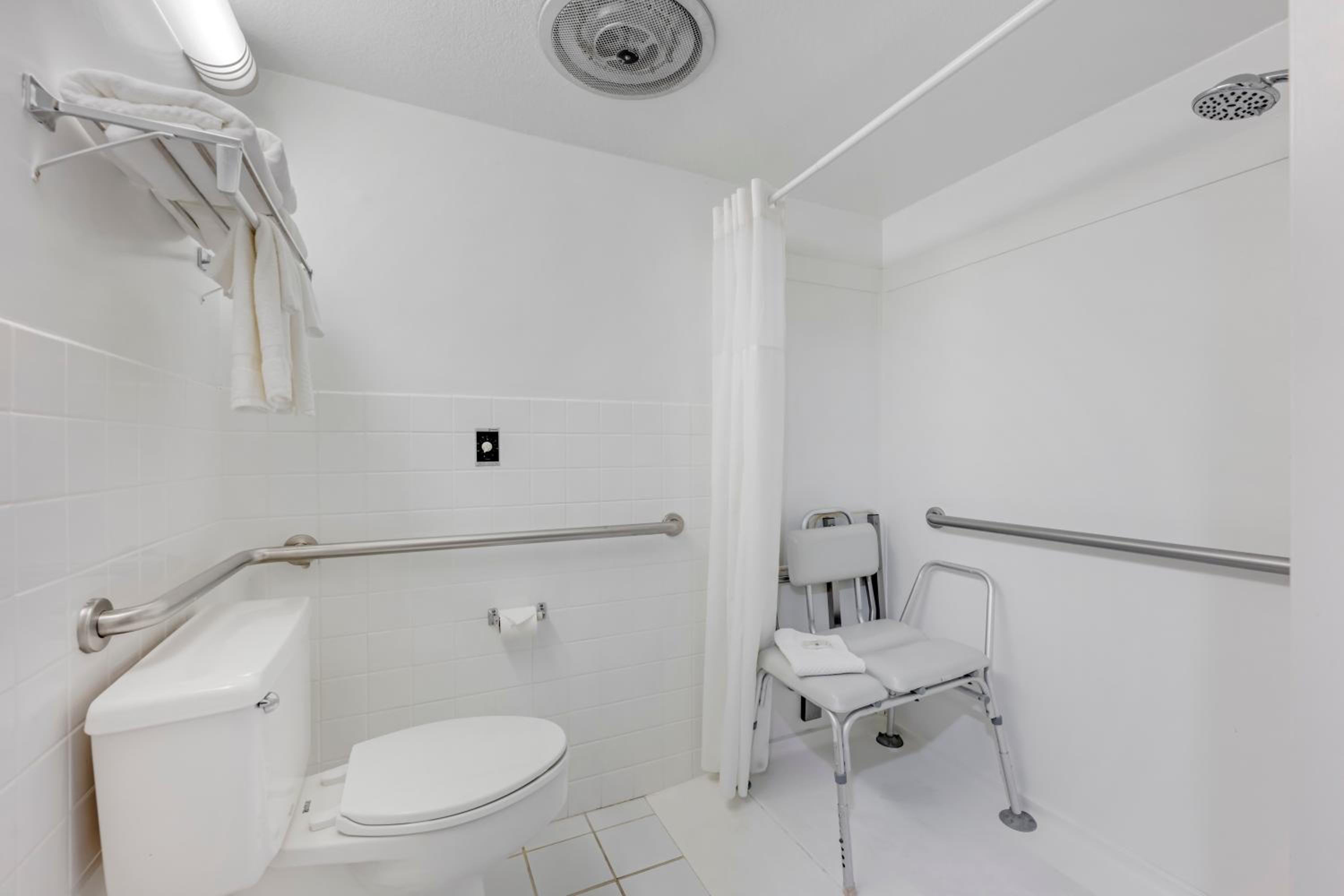 Queen Room with Two Queen Beds - Accessible/Non-Smoking  - Photo 2