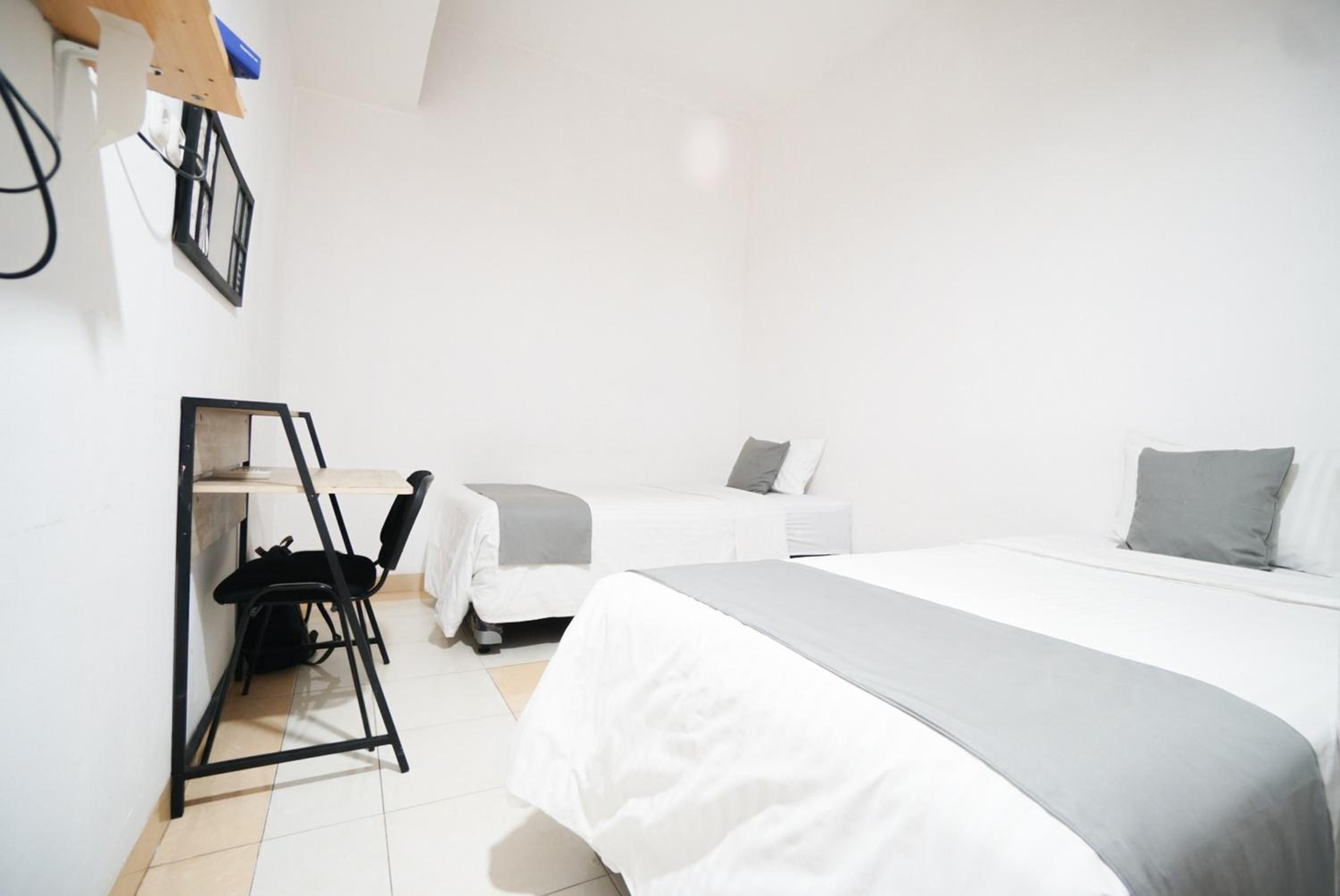 Twin Room - Photo 6
