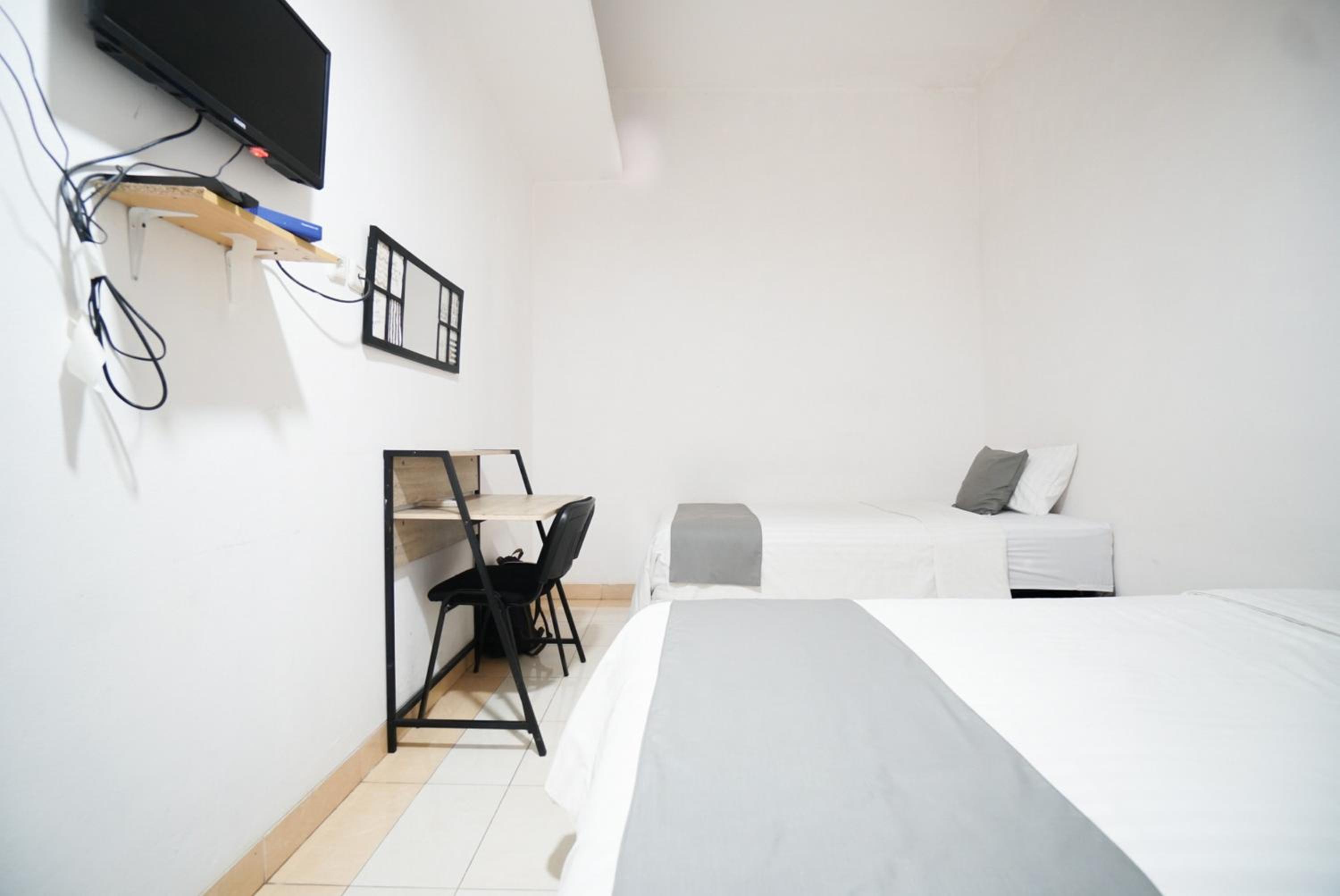 Twin Room - Photo 11