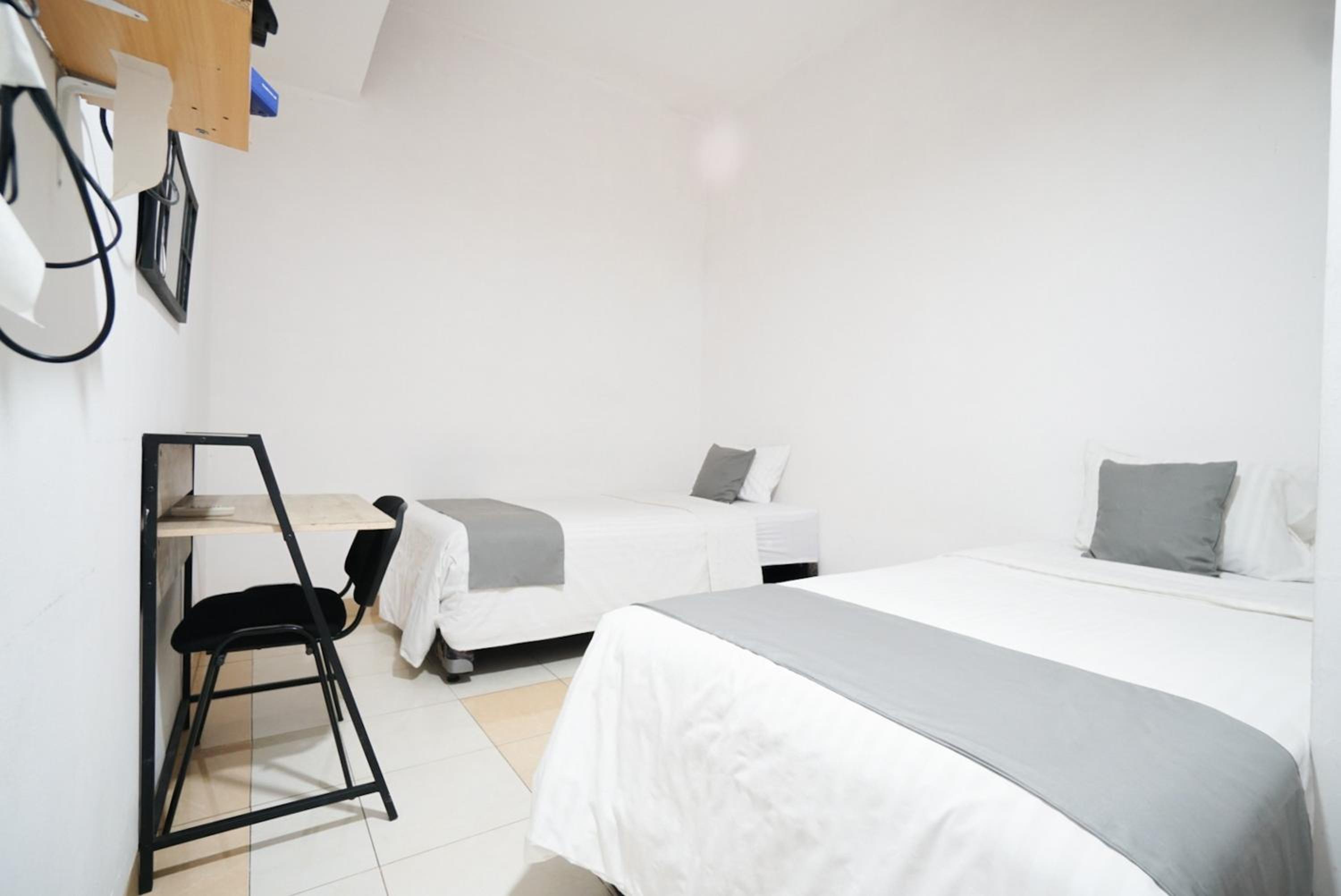 Twin Room - Photo 12