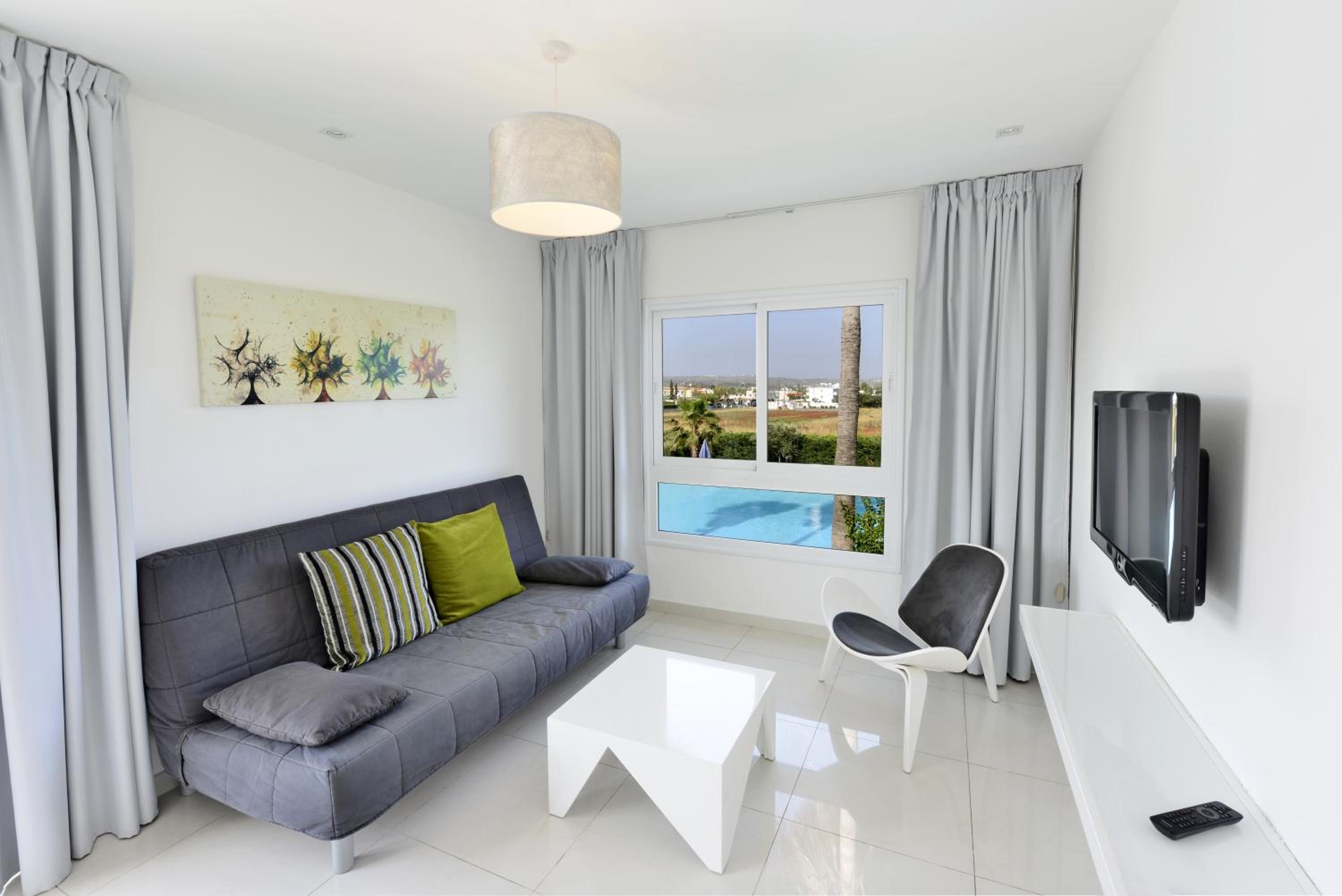 Suite Familiar con Vista a la Piscina (2 Adultos + 2 Niños)