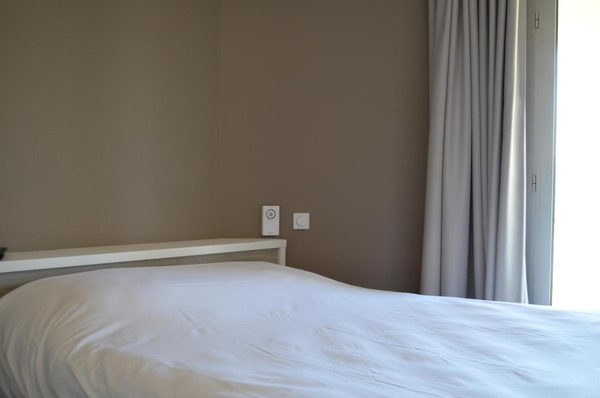 Standard Triple Room - Street Side photo 3