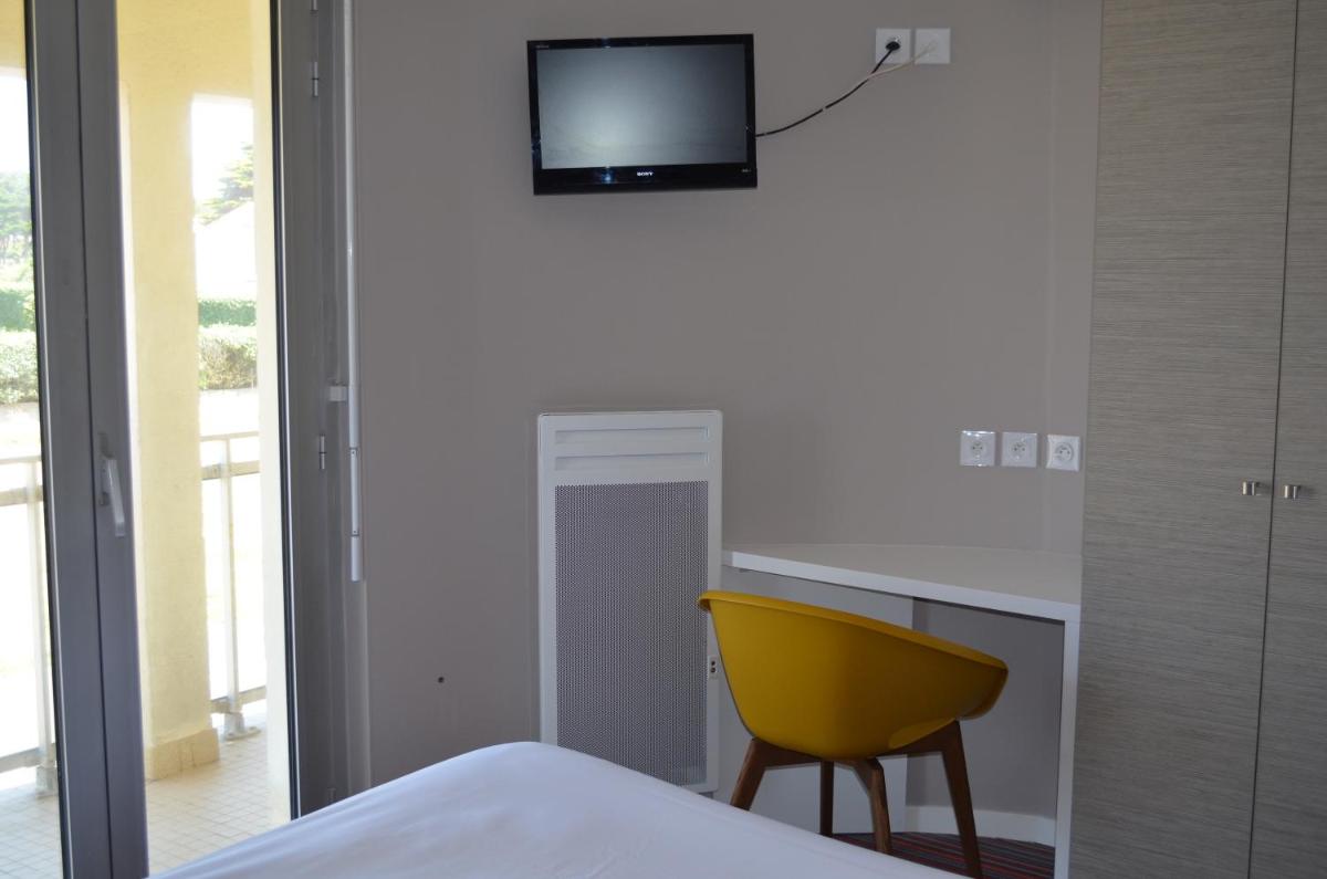 Standard Triple Room - Street Side photo 2