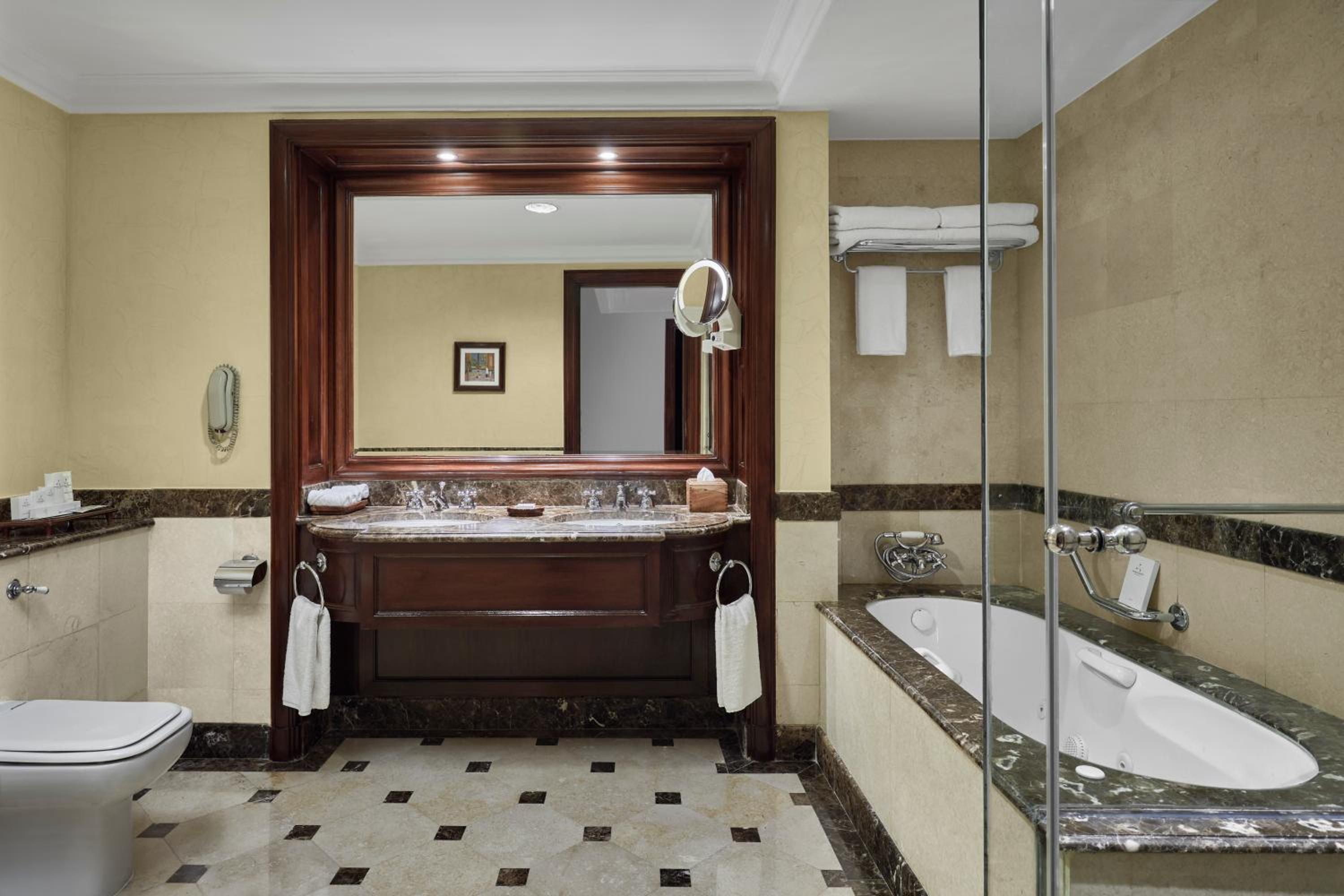 Executive Suite, Executive Lounge Access, 1 King bed - Photo 8