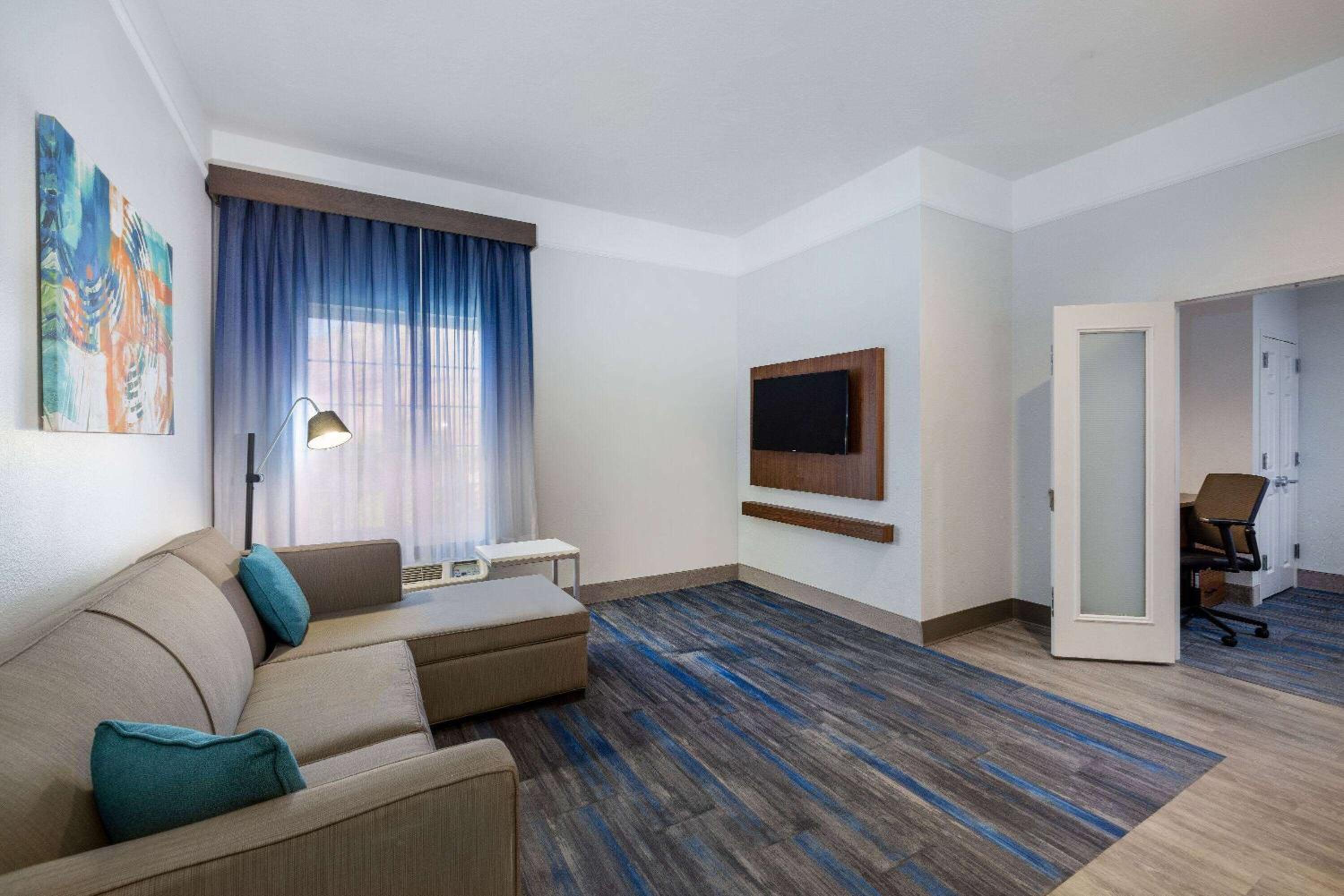 One-Bedroom King Suite - Non-Smoking - Photo 2
