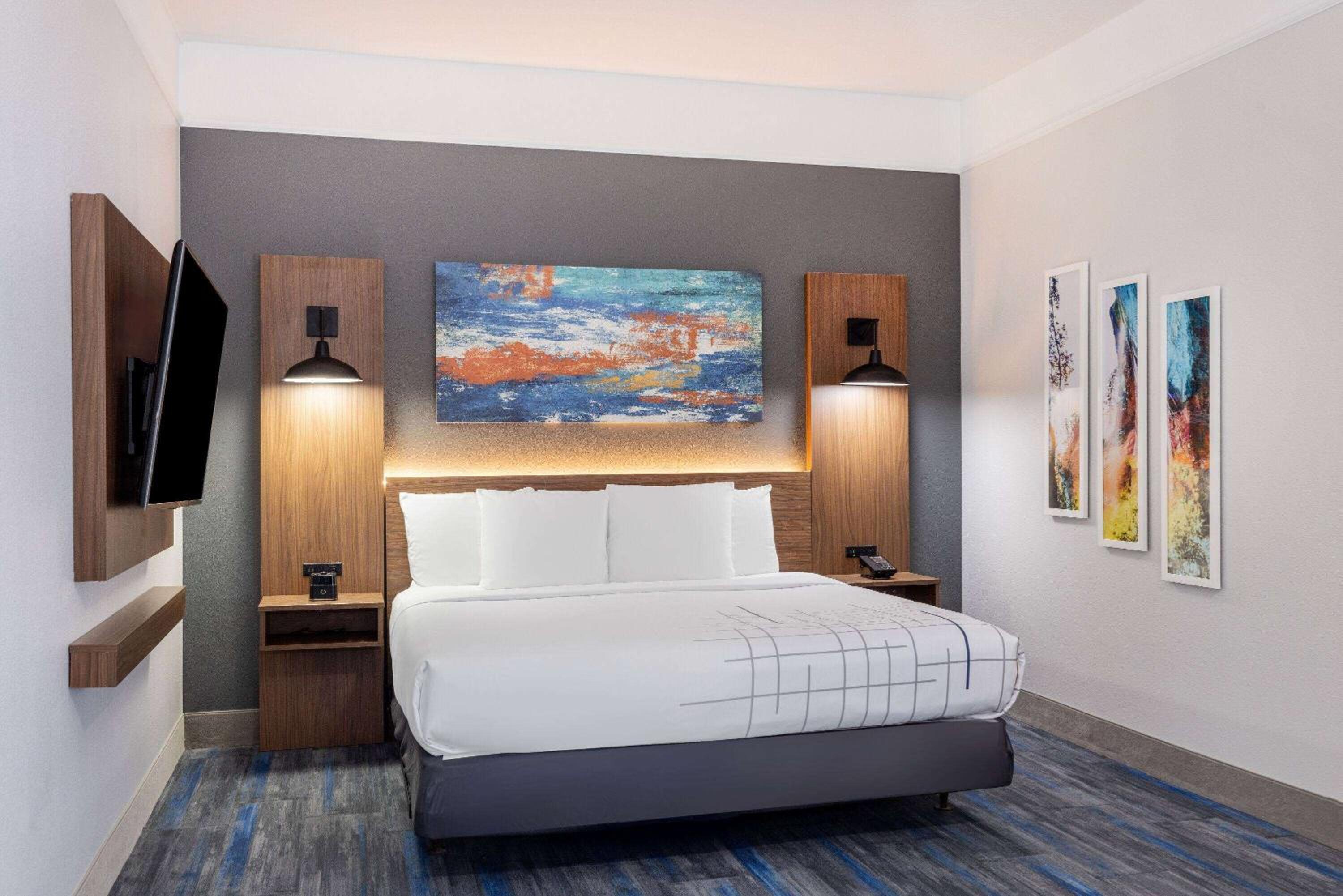 One-Bedroom King Suite - Mobility Access/Non-Smoking  - Photo 2