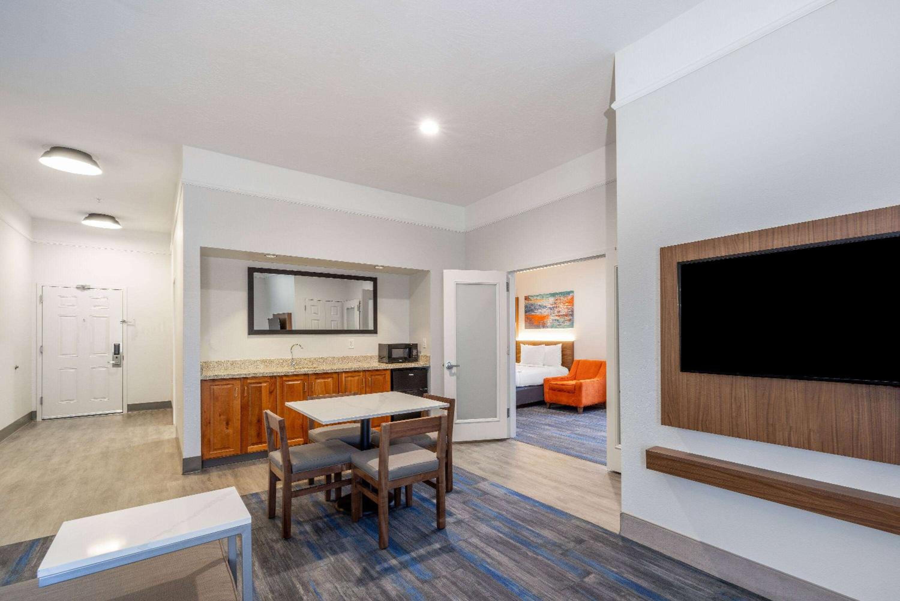 One-Bedroom Premier King Suite - Non-Smoking - Photo 4
