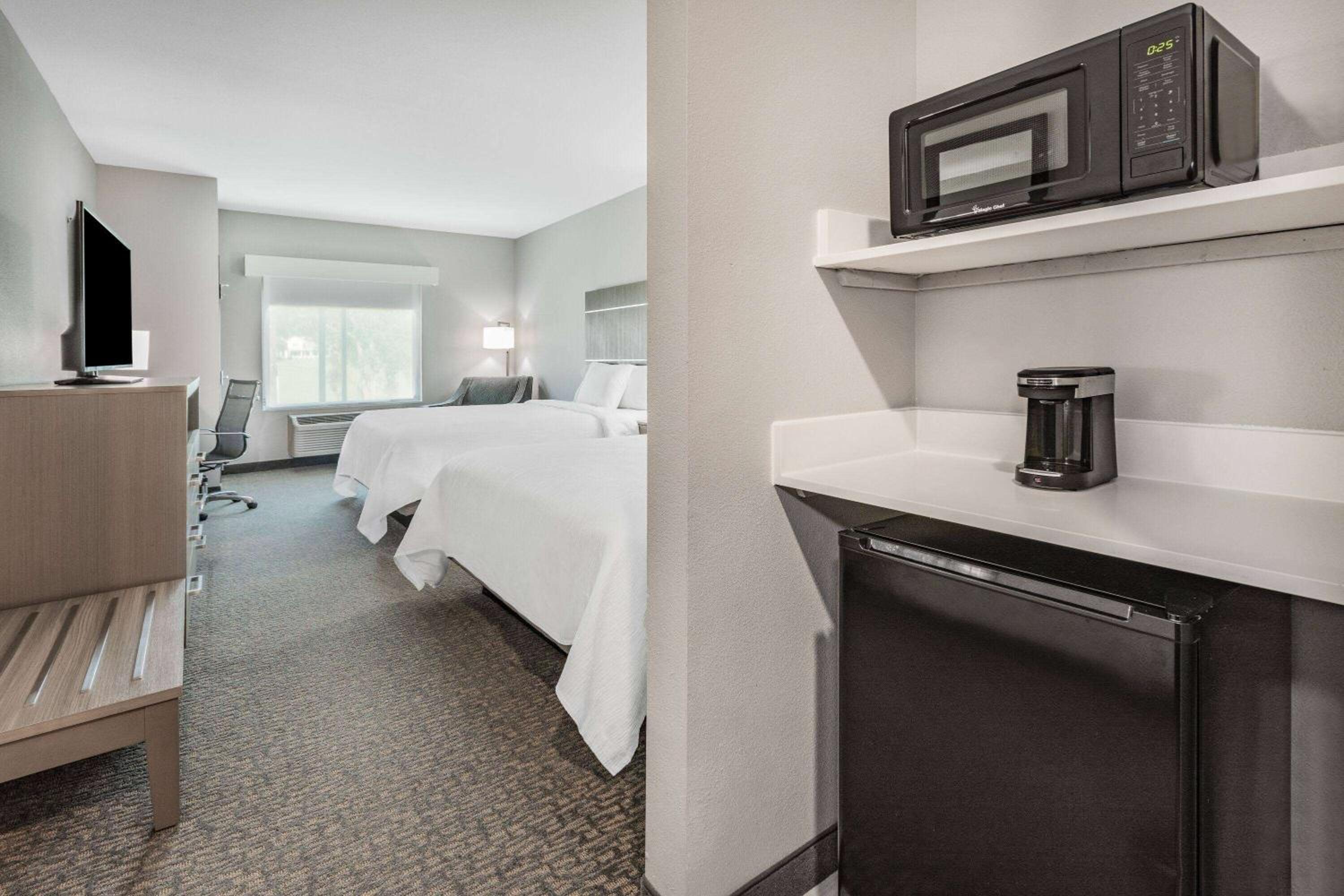Queen Room with Two Queen Beds - Non-Smoking - Photo 1