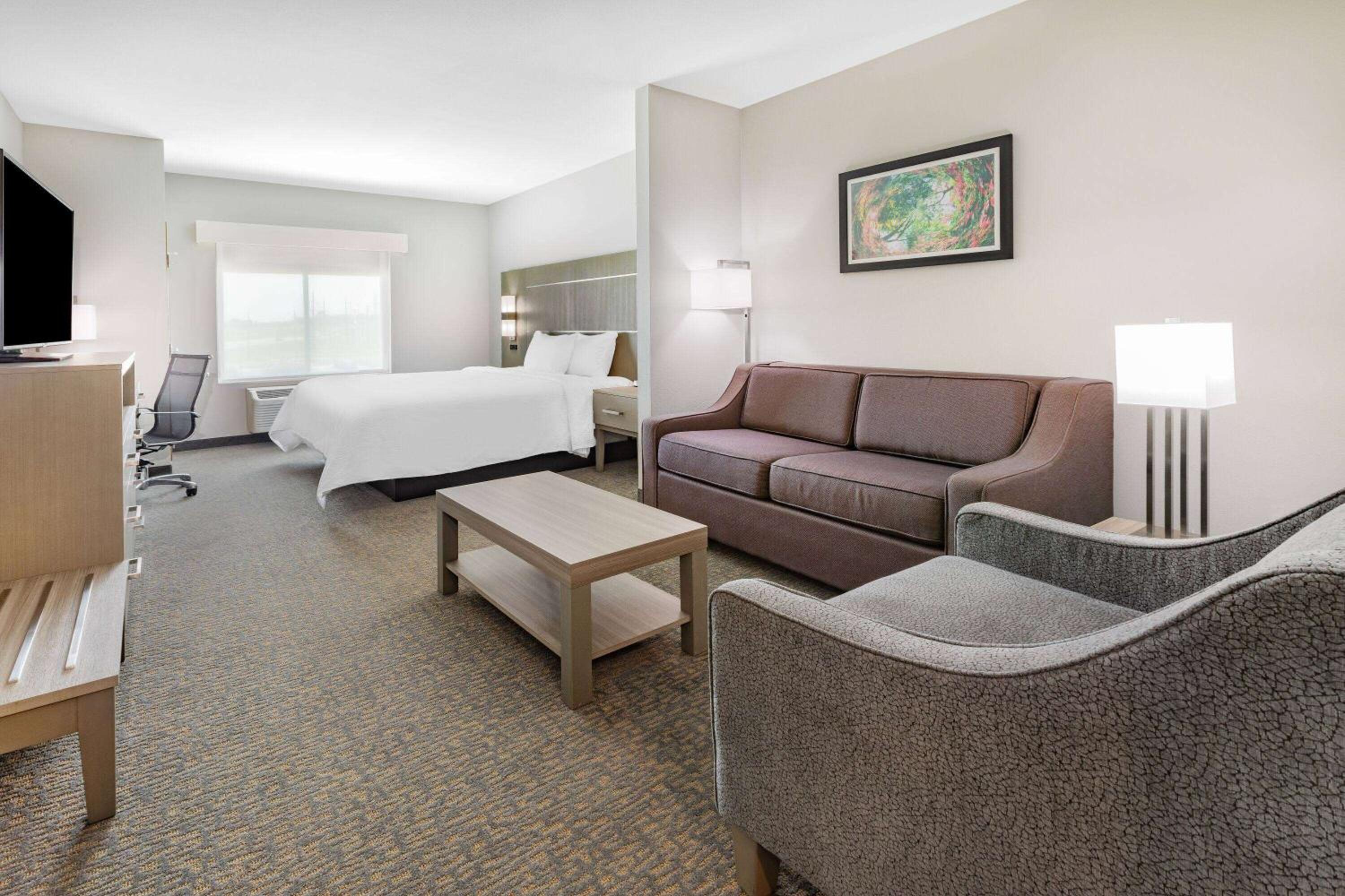 King Suite - Non-Smoking - Photo 3