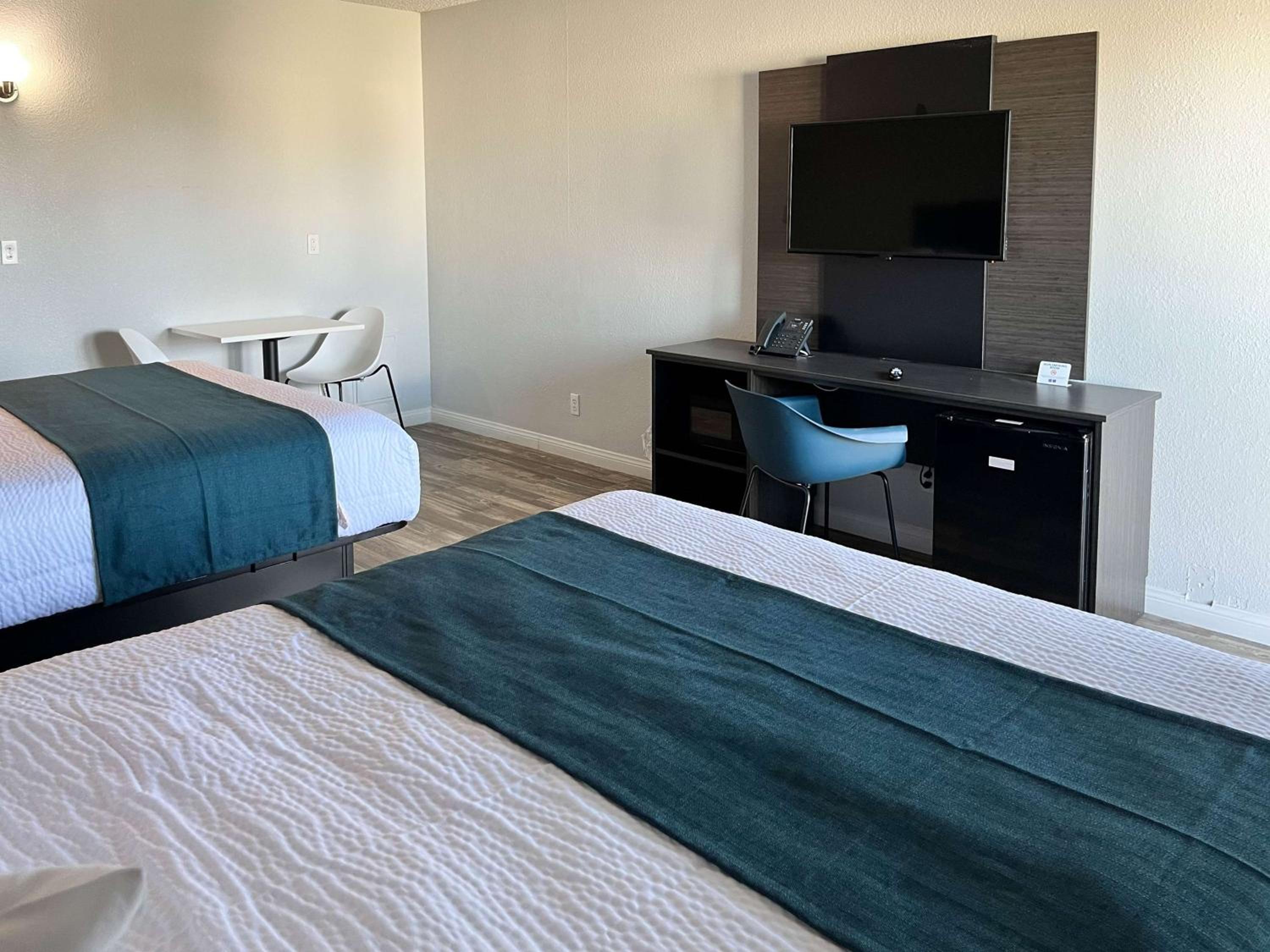 Queen Room with Two Queen Beds - Non-Smoking - Photo 1