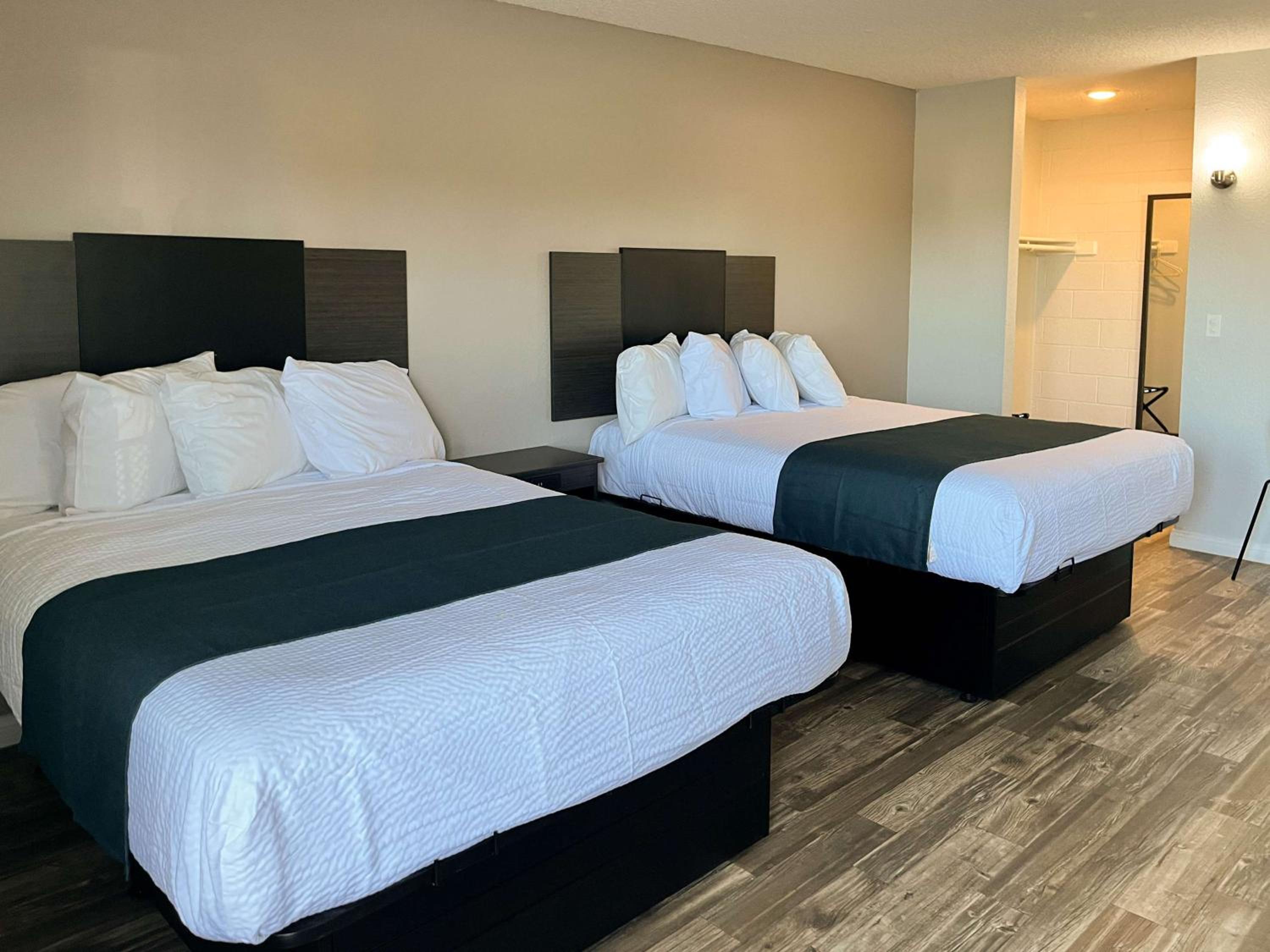 Queen Room with Two Queen Beds - Non-Smoking - Photo 3