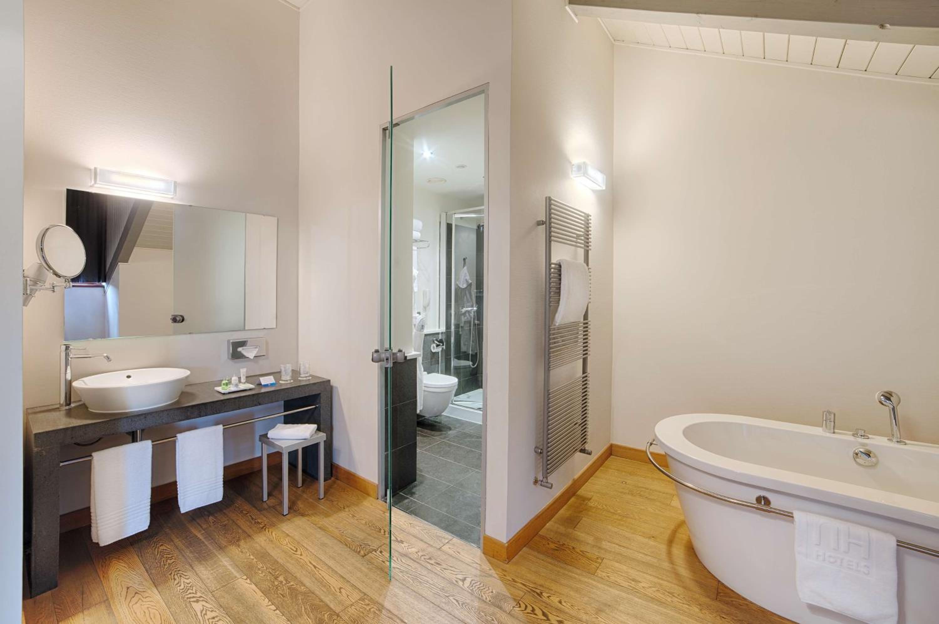 Junior Suite with Extra Bed (2 Adults + 1 Child) - Photo 4