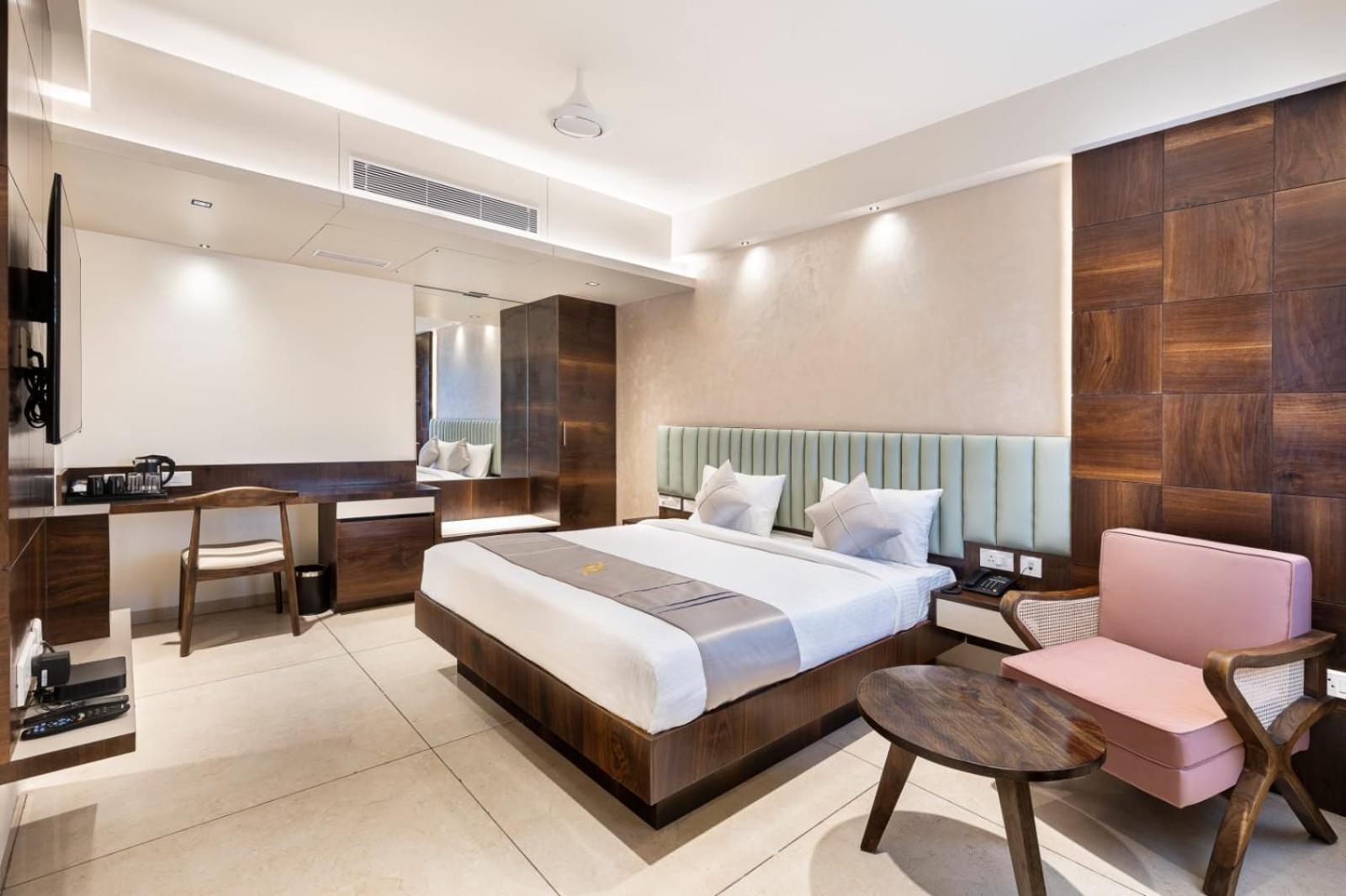 Suite - Photo 1