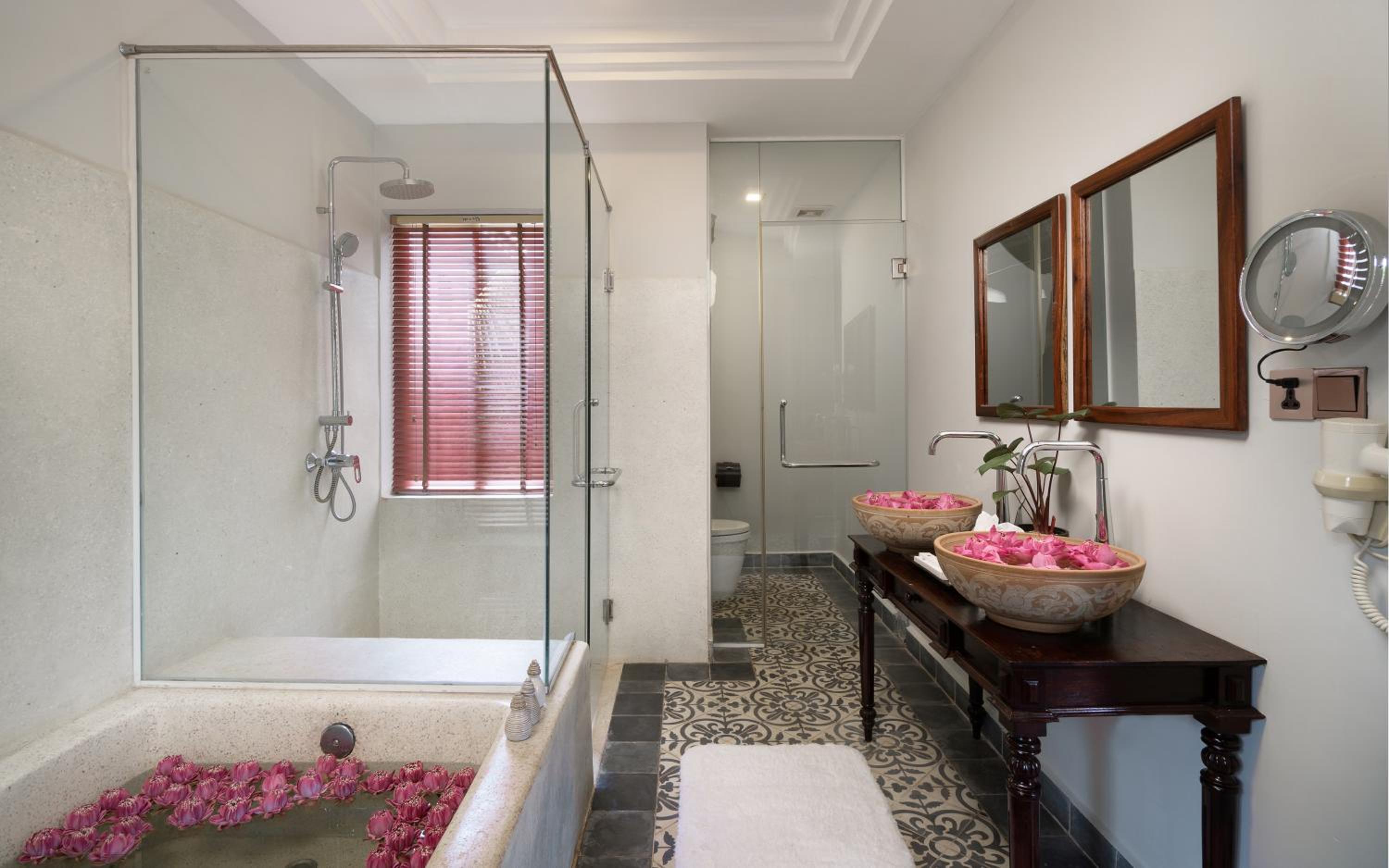 Royal Suite With Bathtub - Retreat Package photo 2