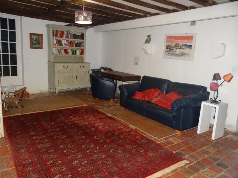 Five-Bedroom House photo 2