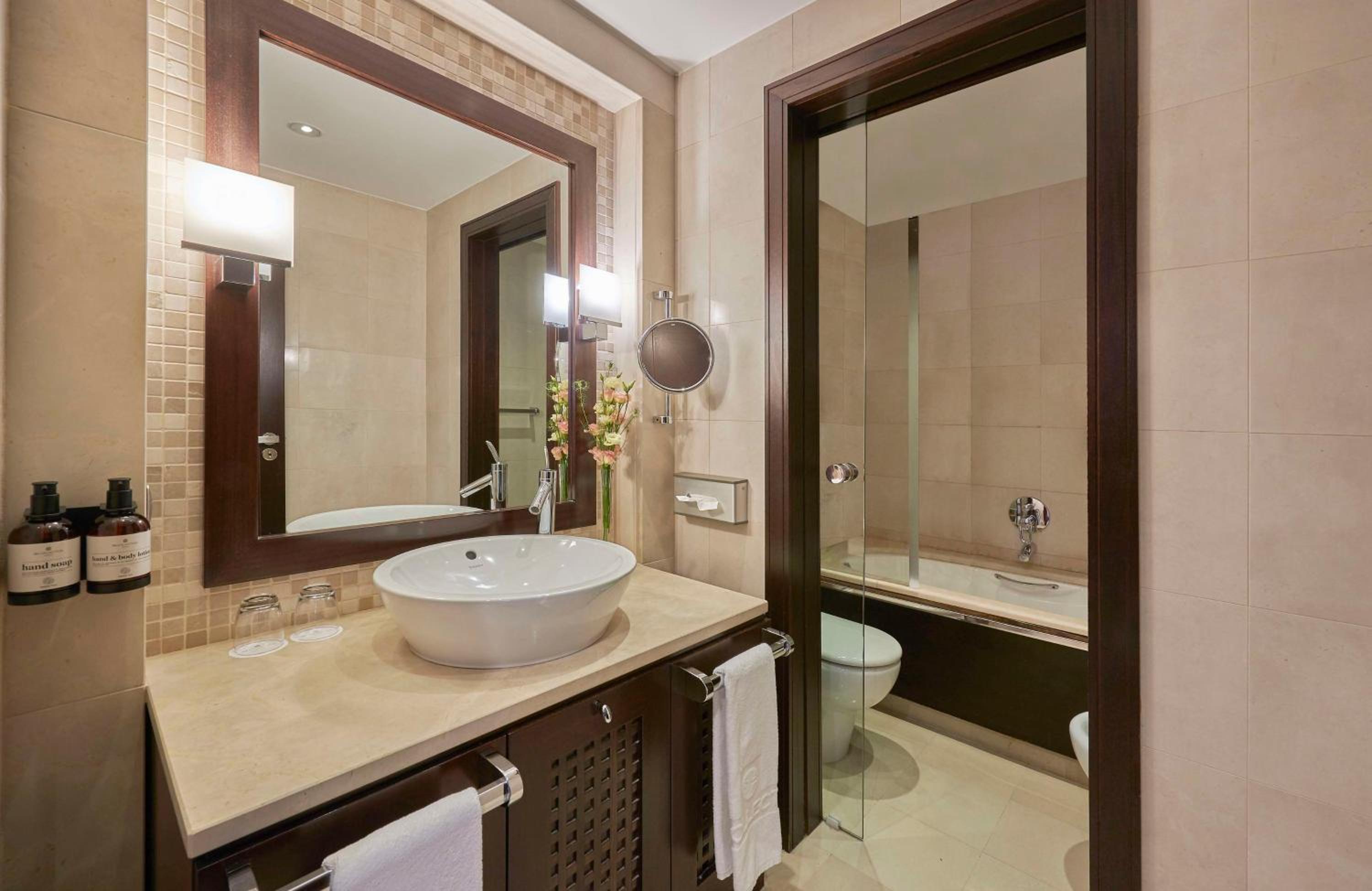 Suite with City View - Photo 5
