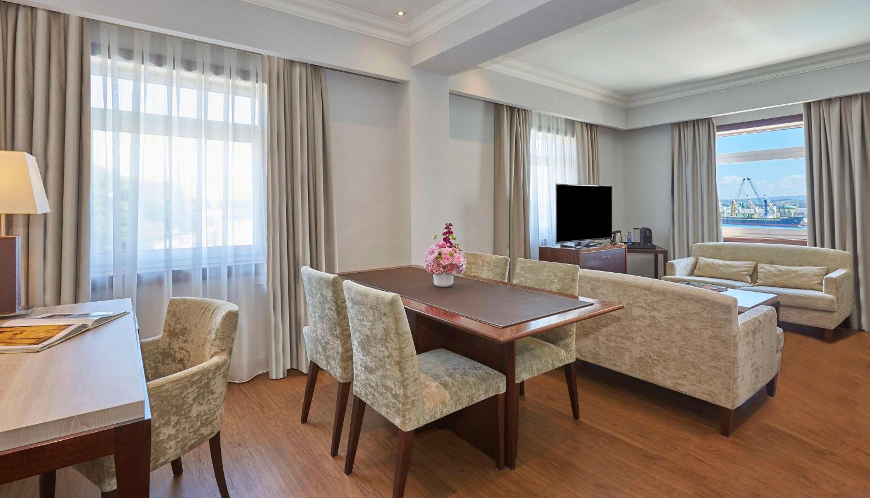Suite with City View - Photo 11