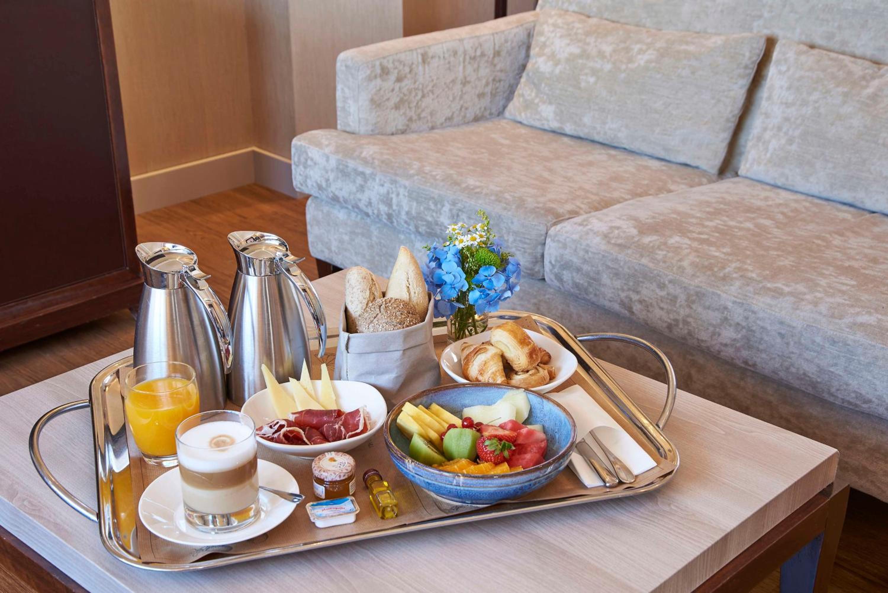 Suite with City View - Photo 4
