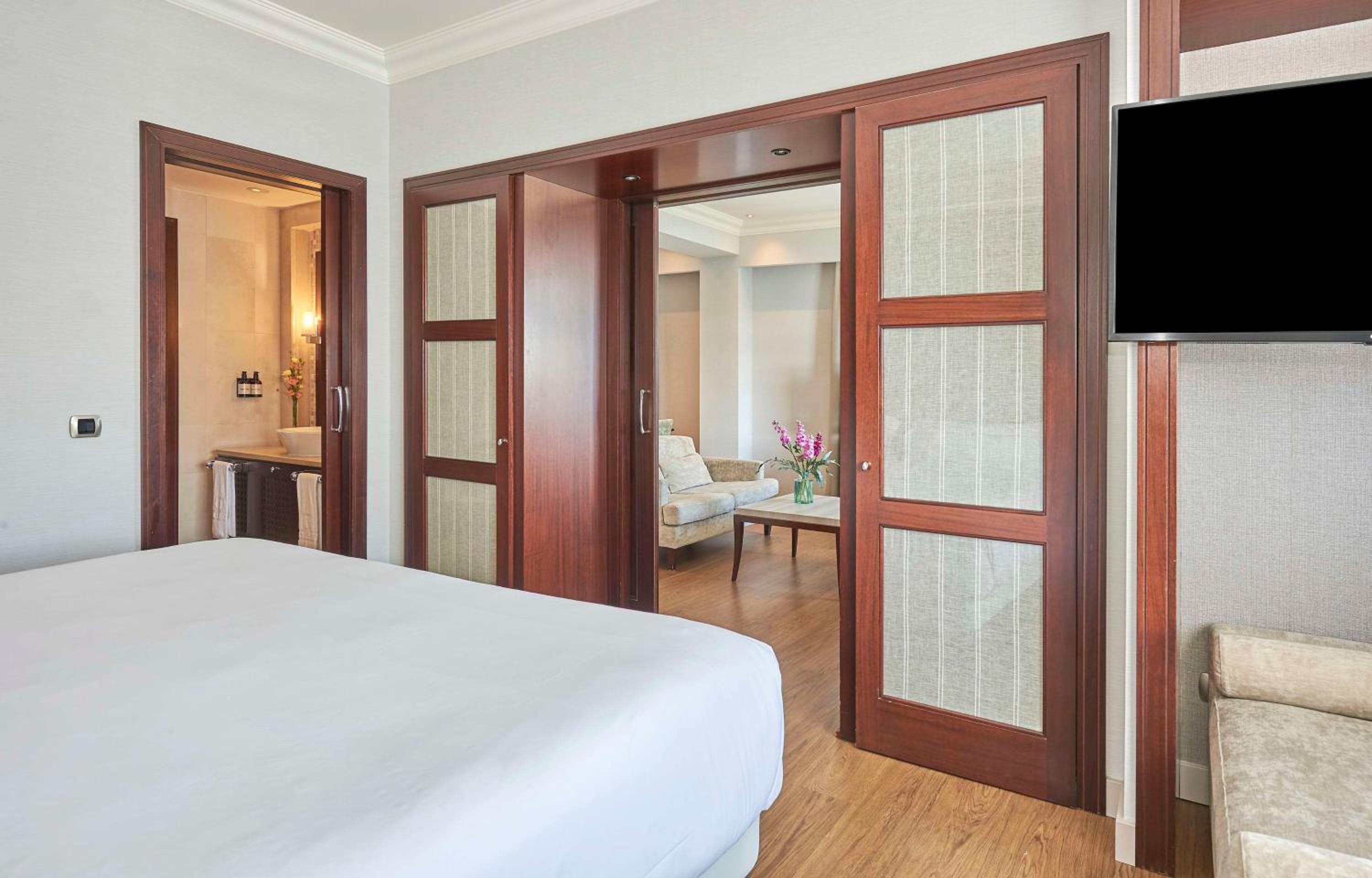 Suite with City View - Photo 15
