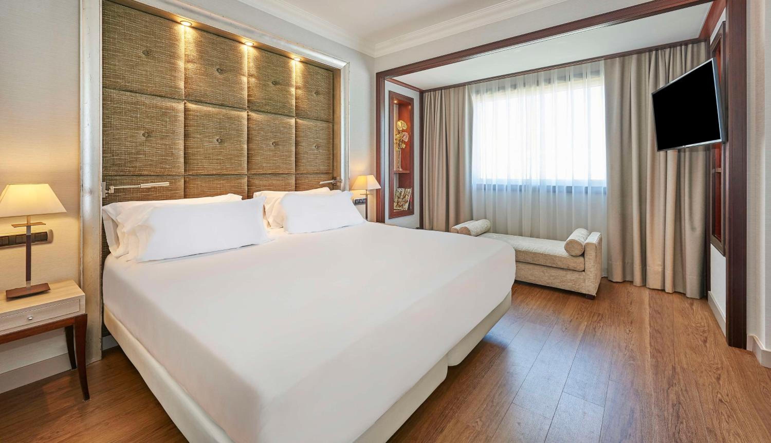 Suite with City View - Photo 16
