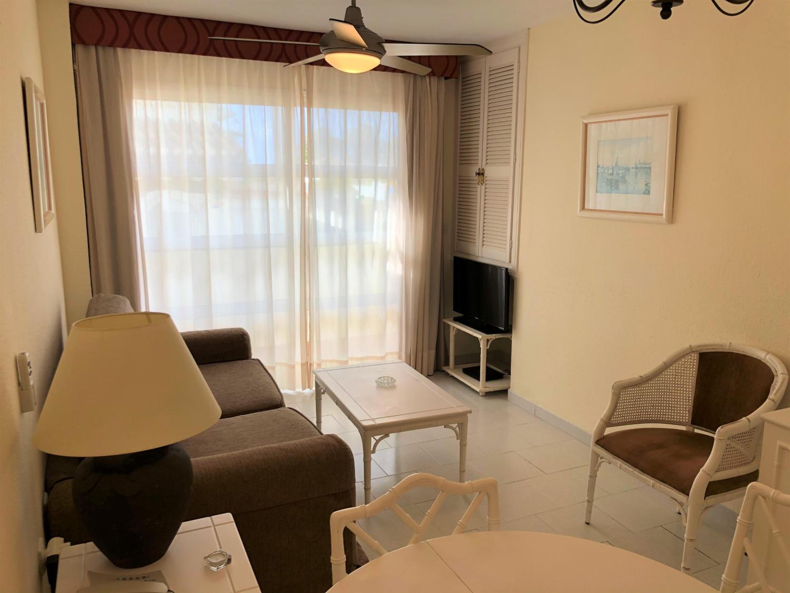 Two-Bedroom Apartment (3-4 Adults) photo 2