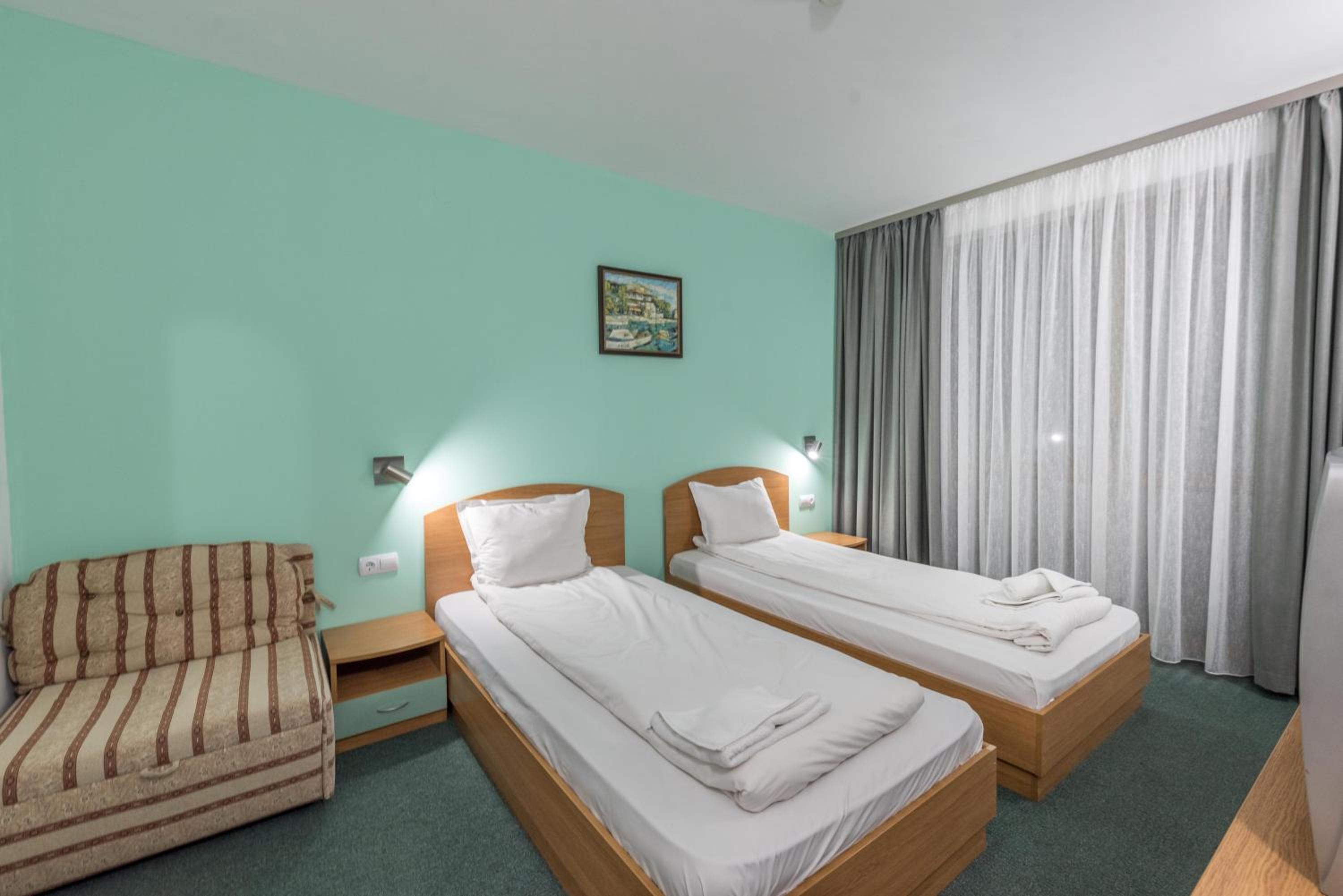 Standard Twin Room - Photo 3