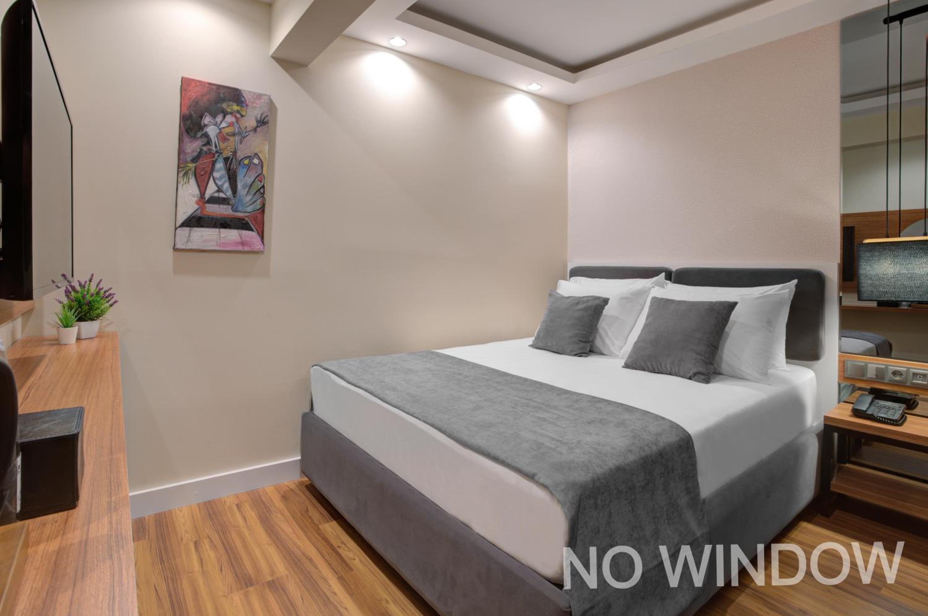 Economy Double Room - No Window photo 1