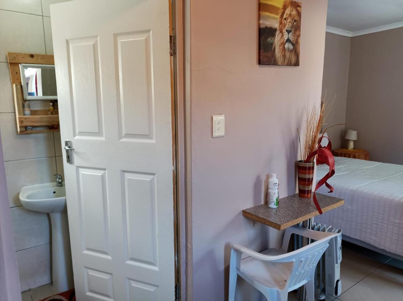 Deluxe Double Room (2 Adults + 1 Child) - Photo 7