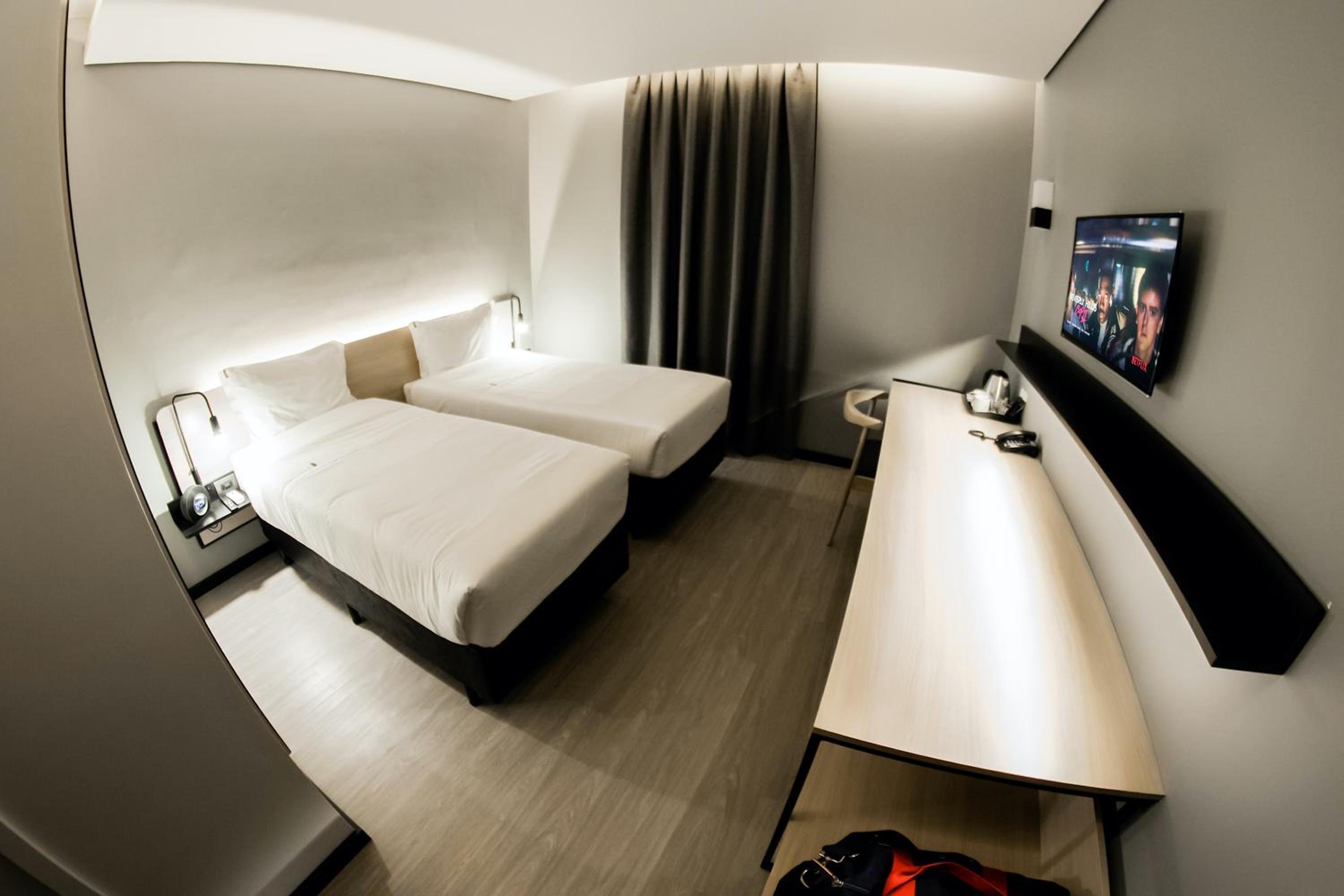 Twin Room - Disability Access - Photo 2