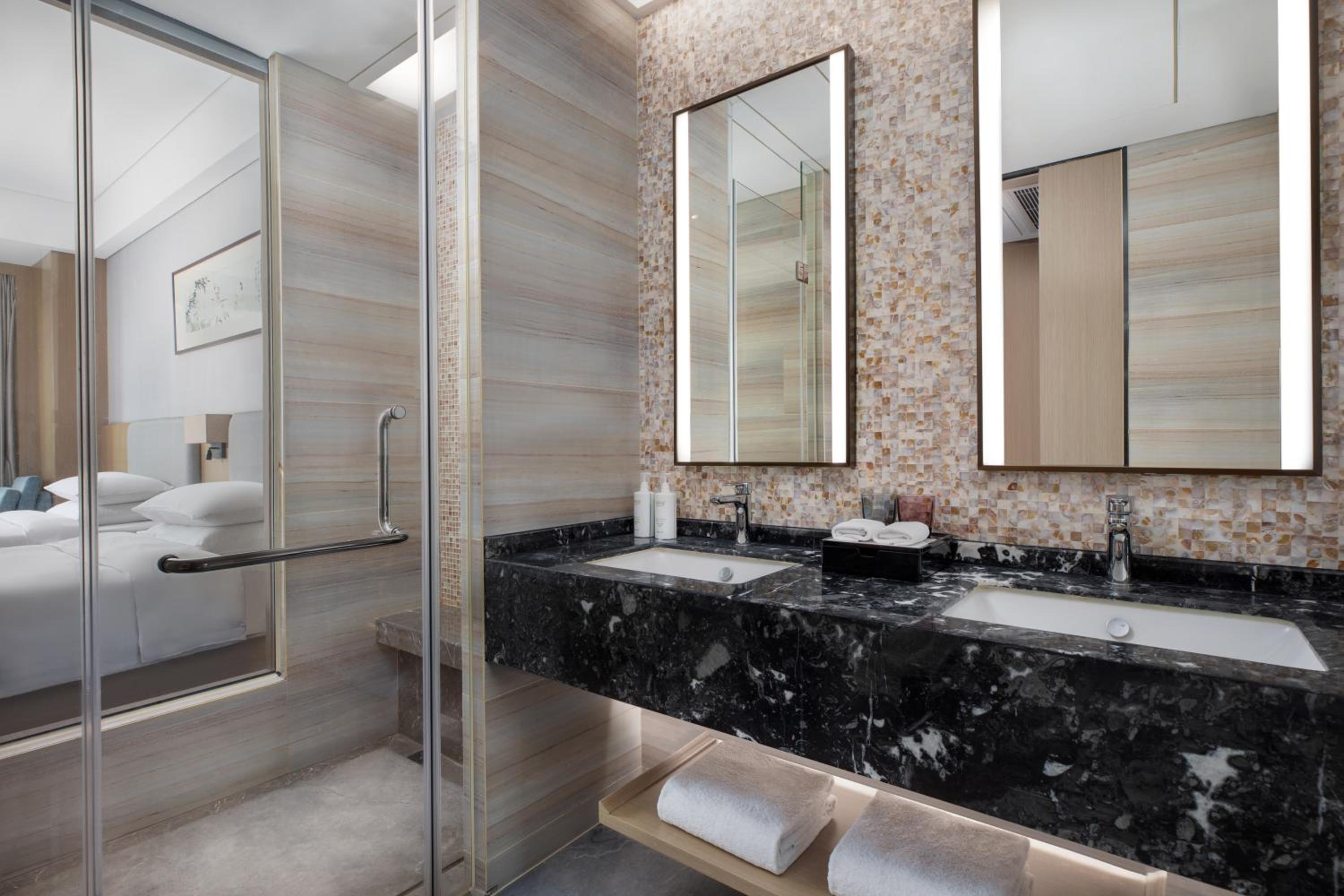 Executive Double Room with Two Double Beds and City View - Photo 2