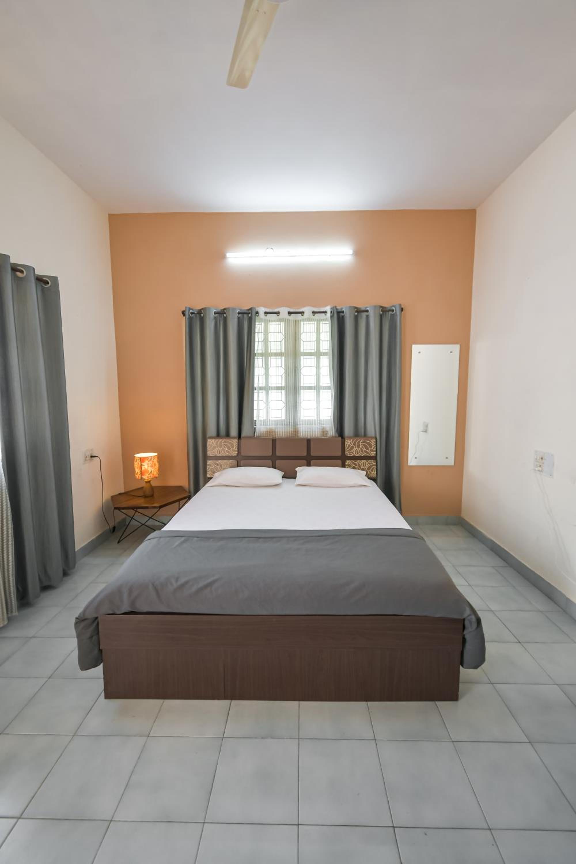 Five-Bedroom House - Photo 21