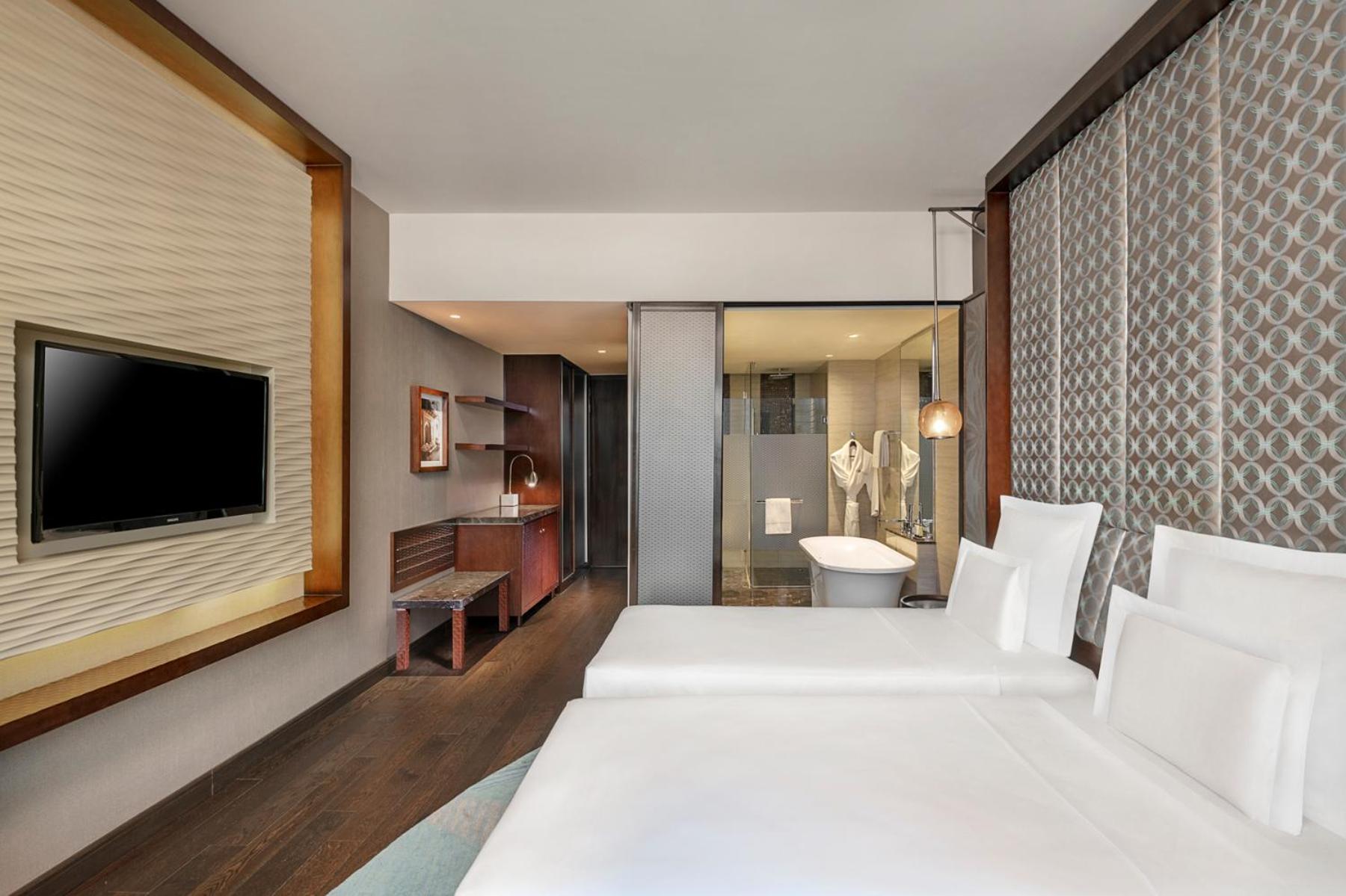 Superior Twin Room with Bathtub thumbnail 5