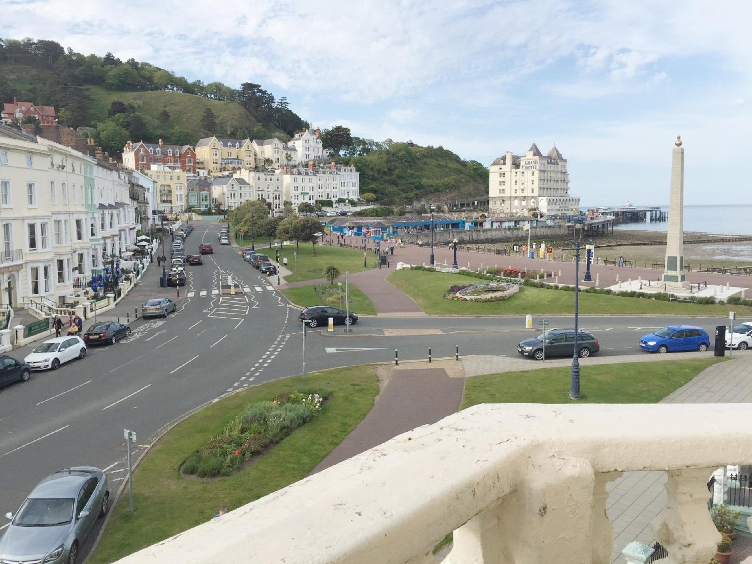 King Room with Pier and Partial Sea Views photo 3