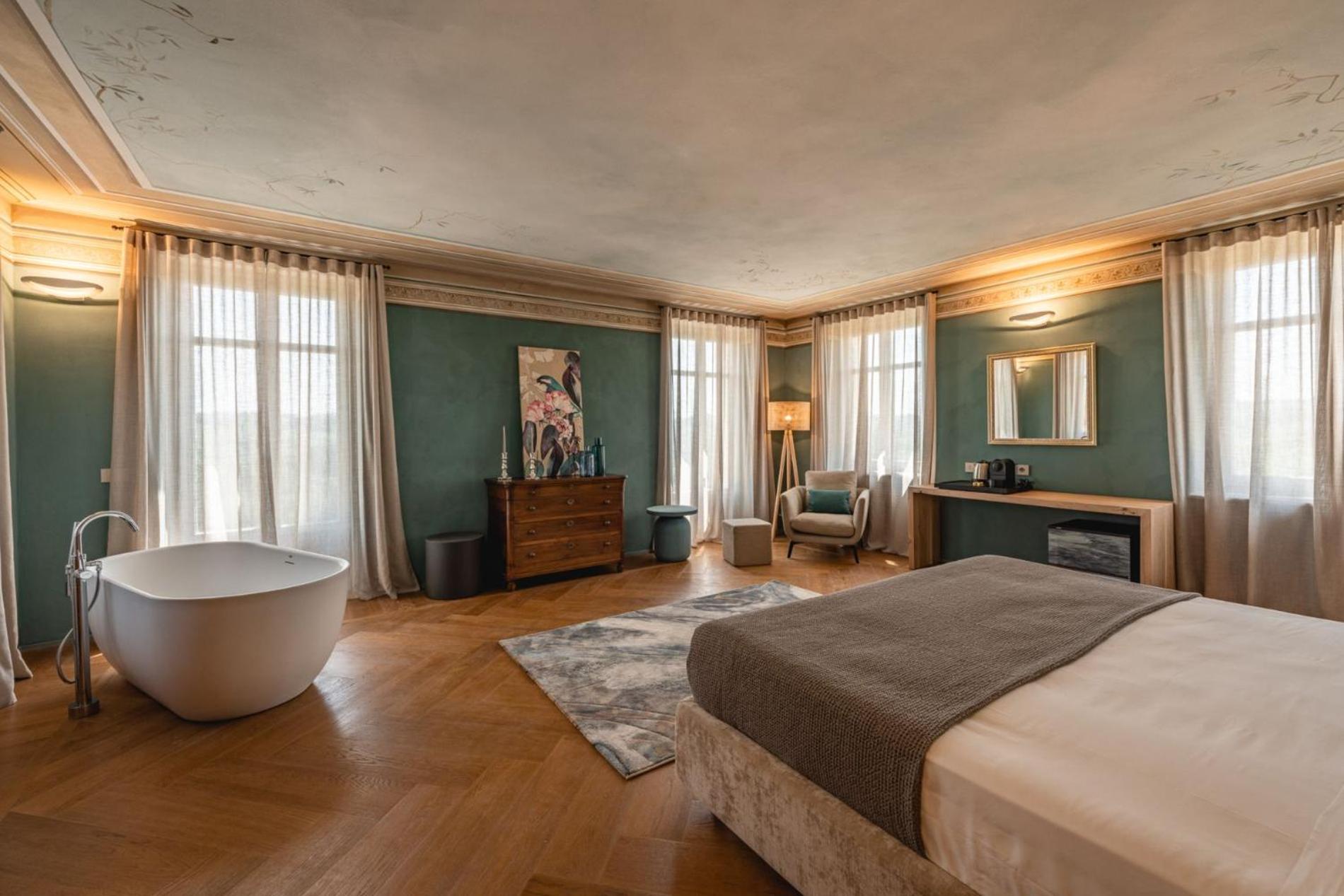 King Room with Balcony photo 1