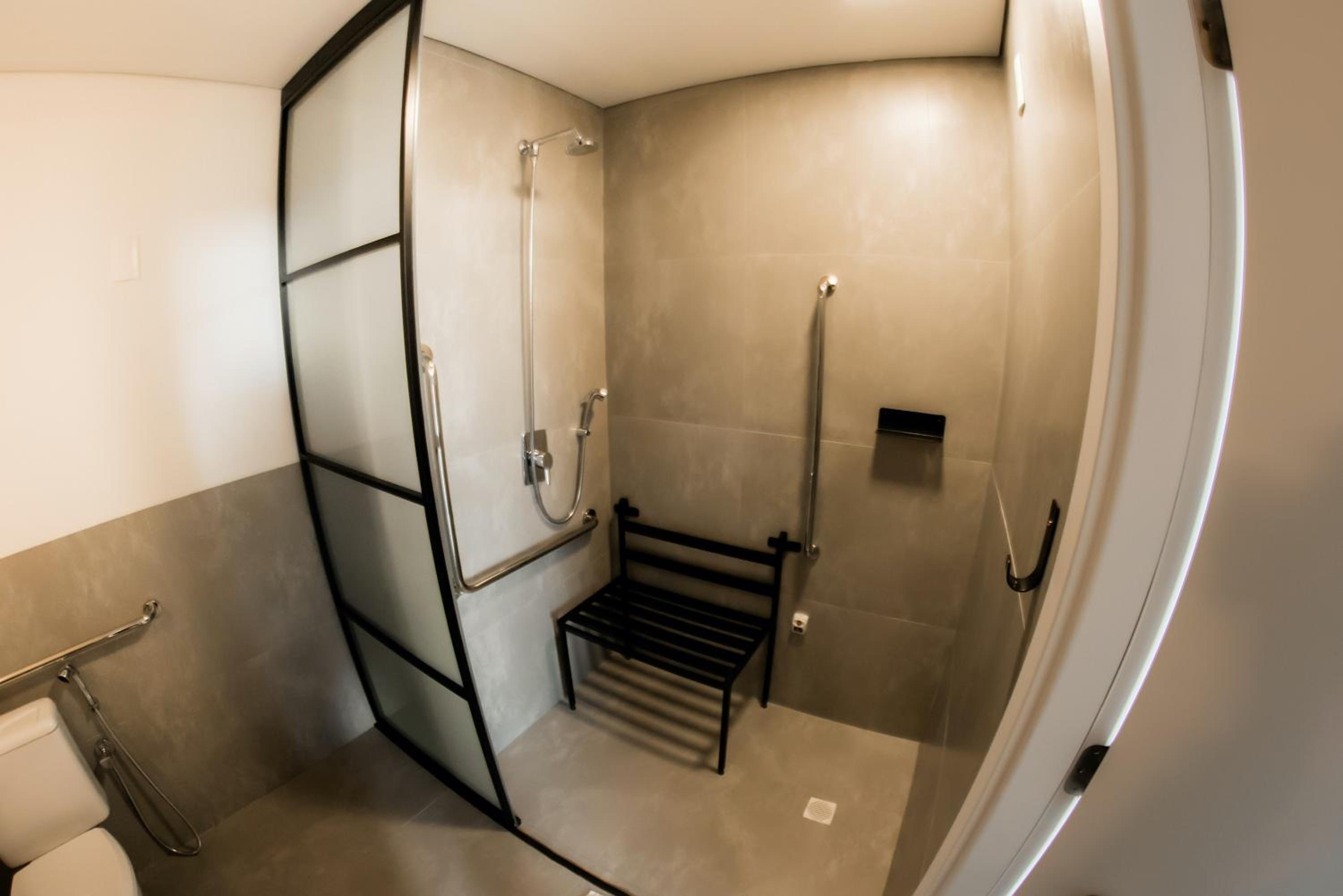 Queen Room - Disability Access - Photo 8