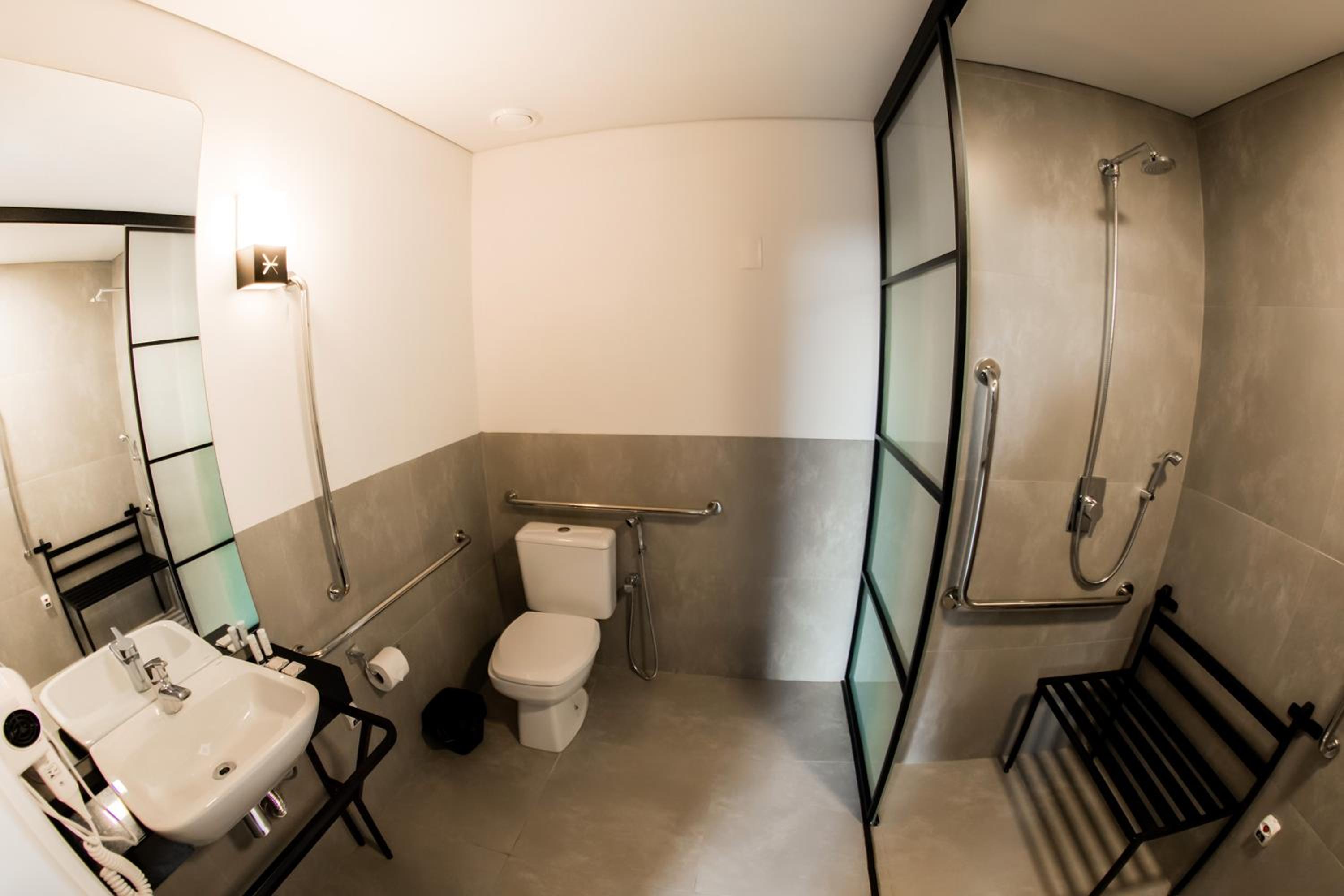 Queen Room - Disability Access - Photo 9