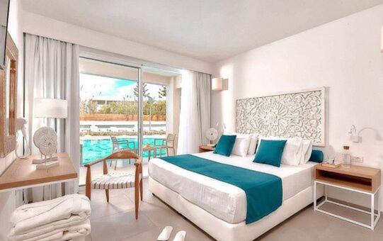 Junior Suite with Pool View - Photo 2