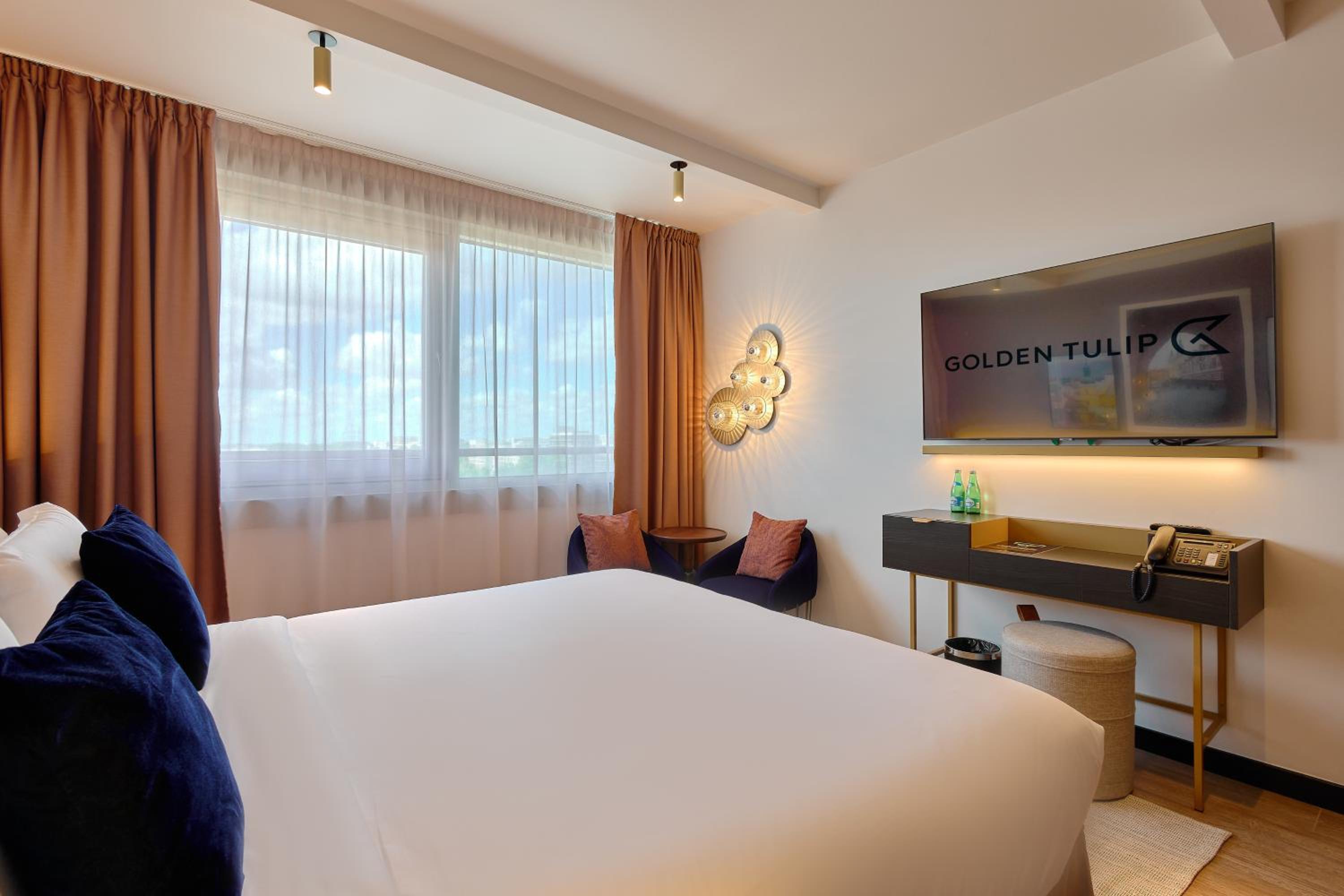 Executive Room with One Queen Bed - Photo 4