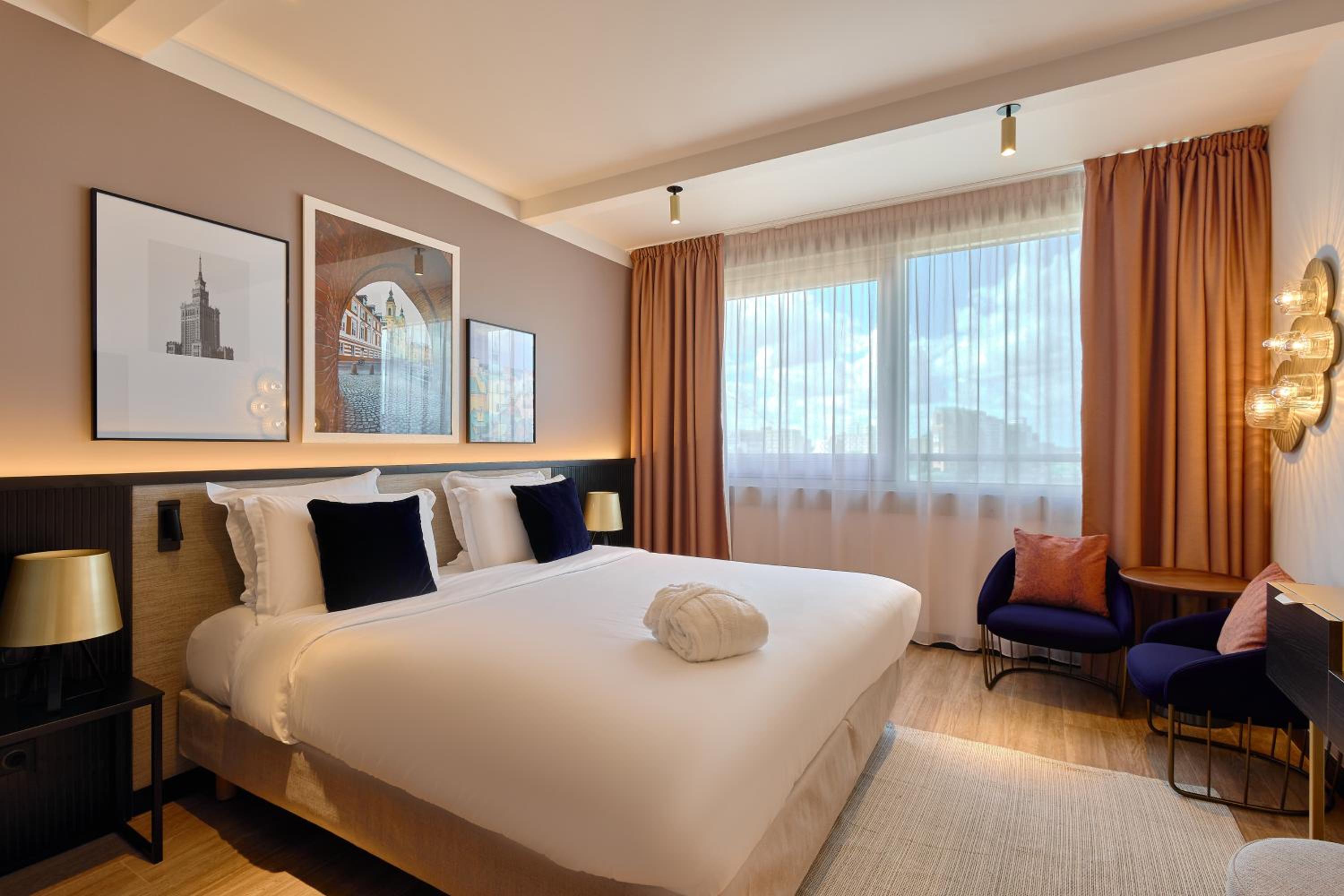 Executive Room with One Queen Bed - Photo 1