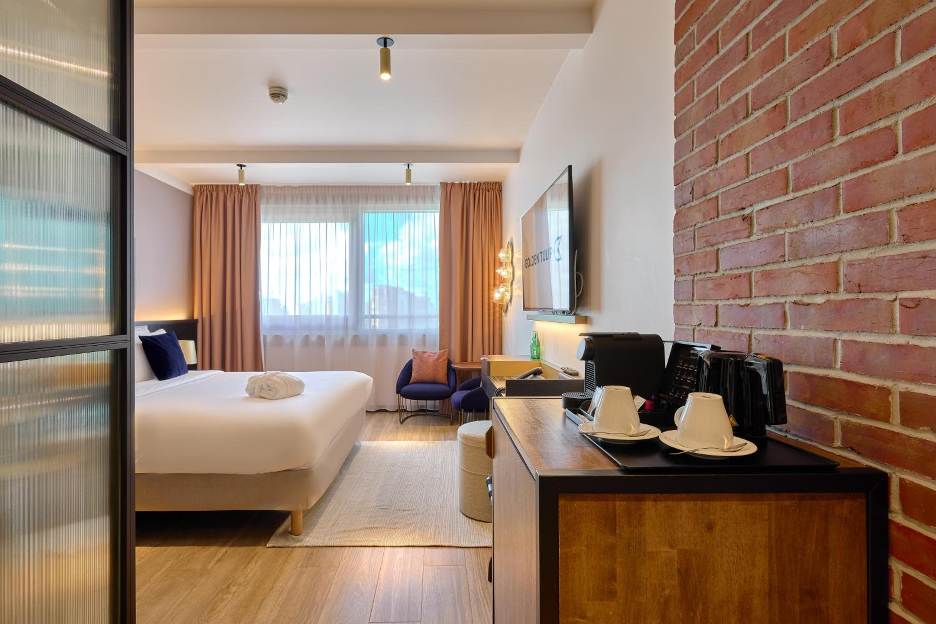 Executive Room with One Queen Bed - Photo 6