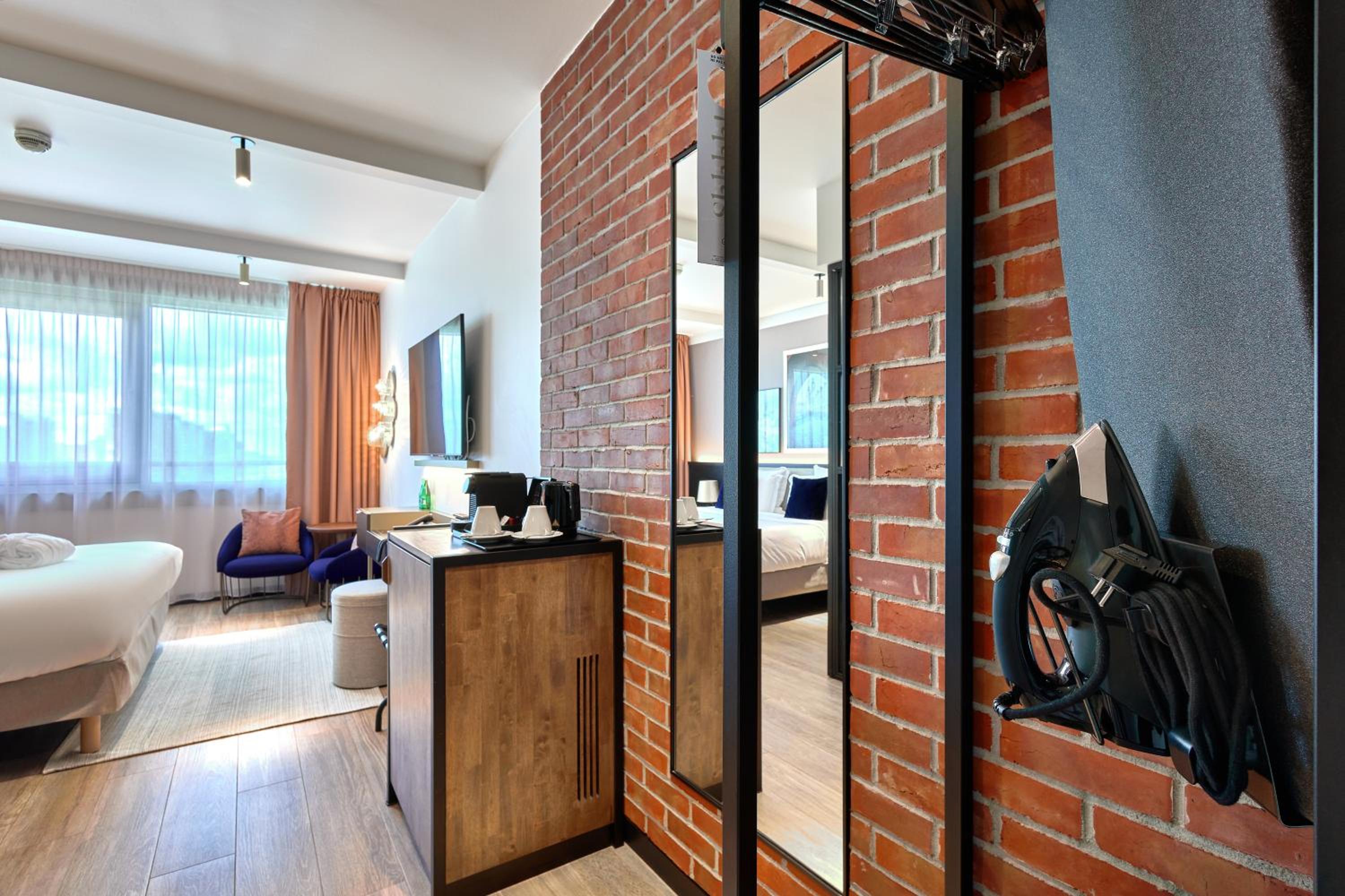 Executive Room with One Queen Bed - Photo 9
