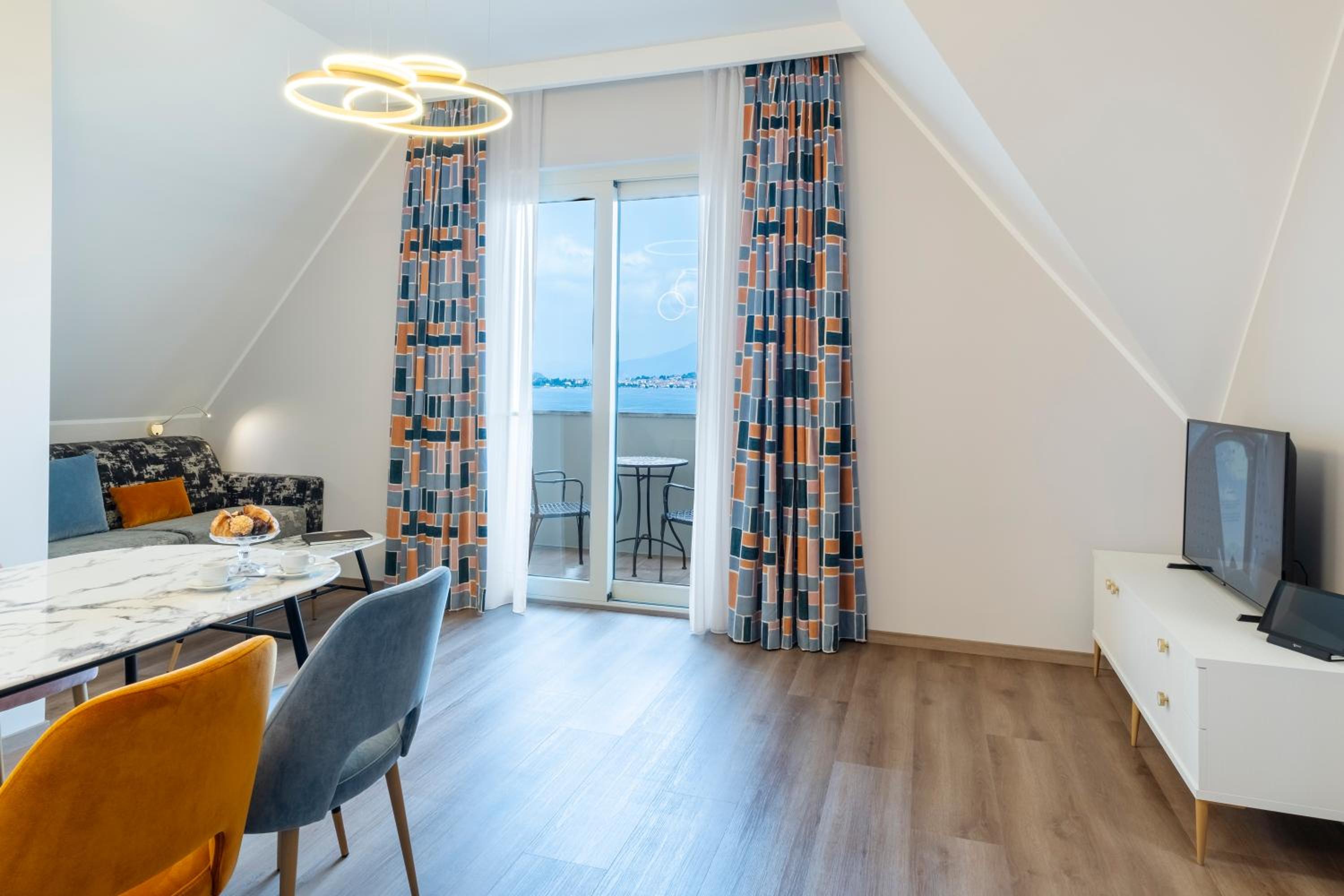 Deluxe One-Bedroom Apartment with Lake View
