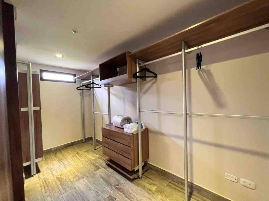 Five-Bedroom House photo 2
