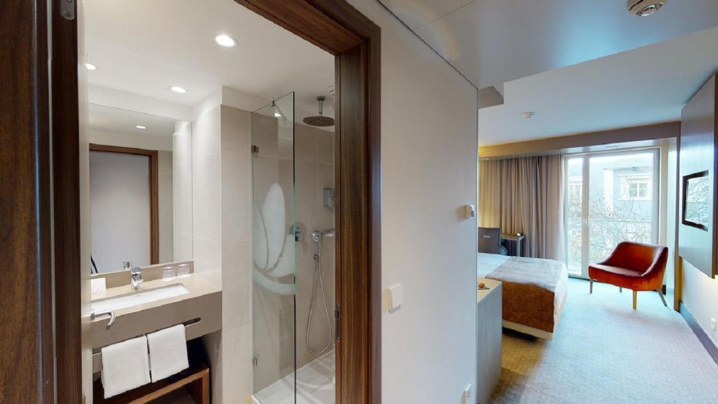 Superior Room with Balcony thumbnail 5