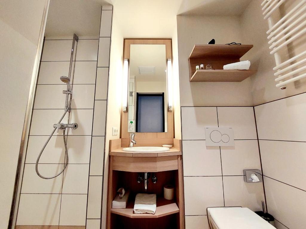 Double or Twin Room - Photo 3